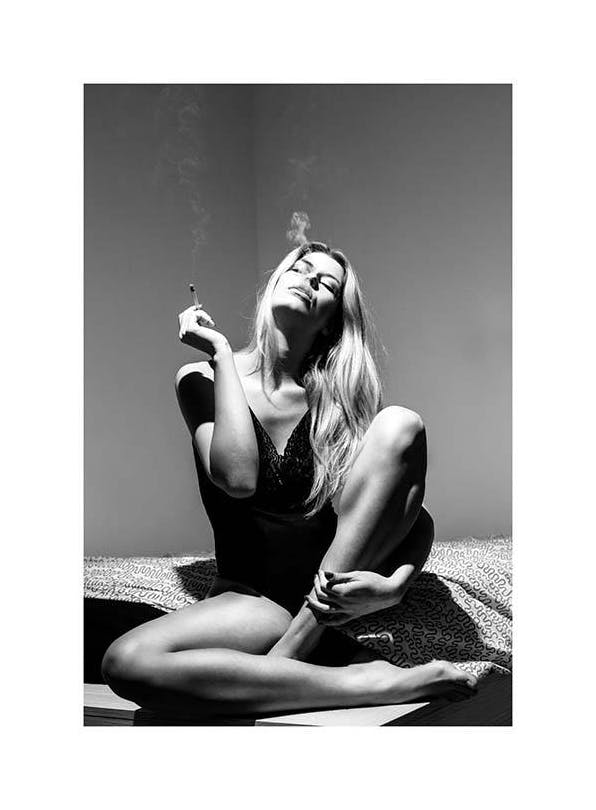 Smoking Woman Plakat (50x70 cm) - Plakater > Svarthvitt plakater