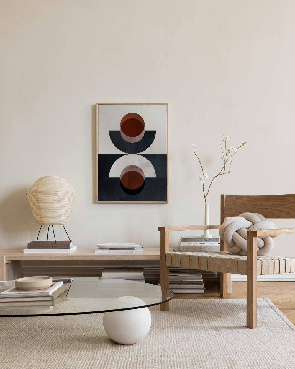 Toile murale abstraite, formes géométriques beiges, noires et marron, suspendue dans un salon moderne.