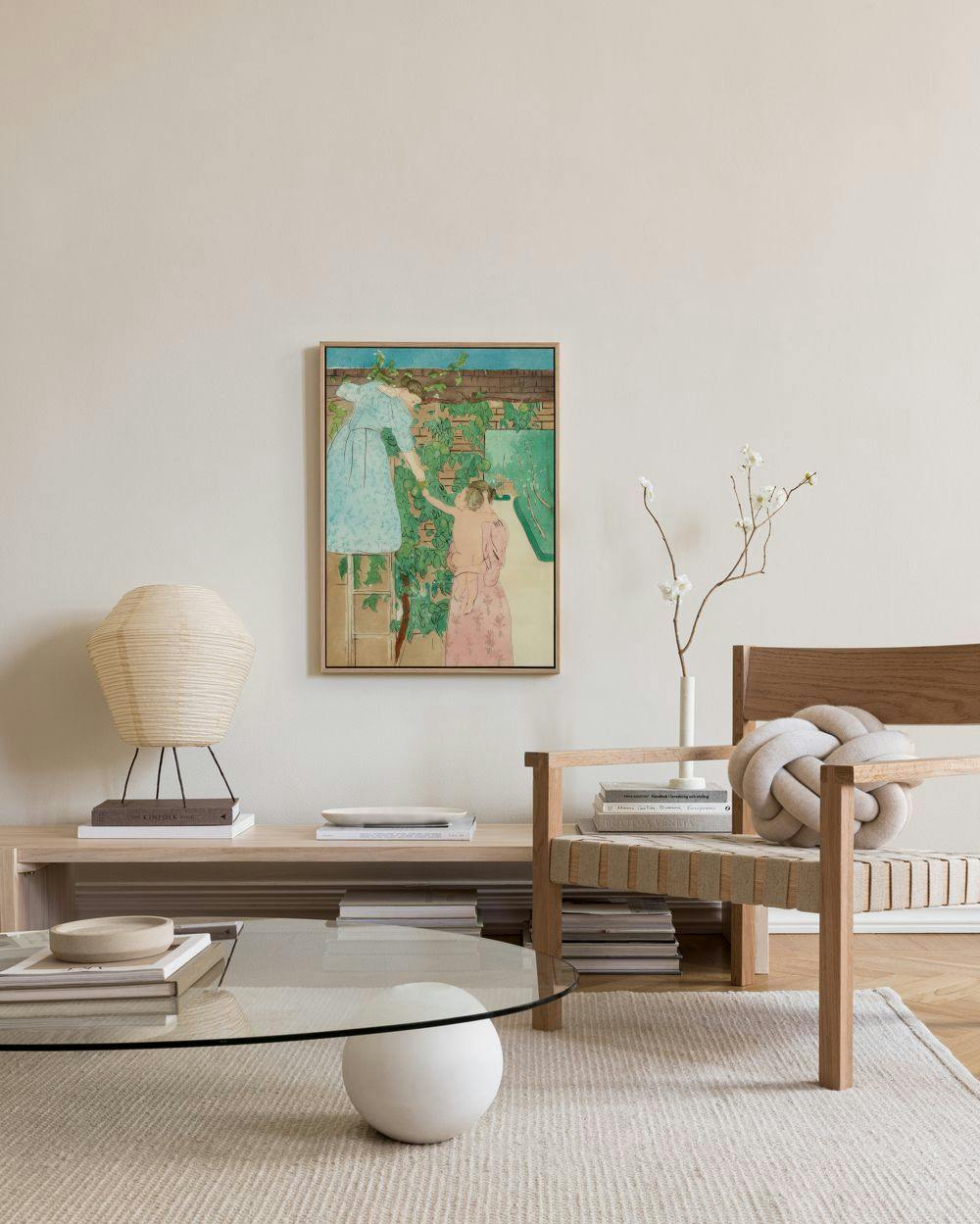 Lerretsbilde av kvinner som plukker frukt fra en vinranke, henger over en skjenk i en moderne stue.