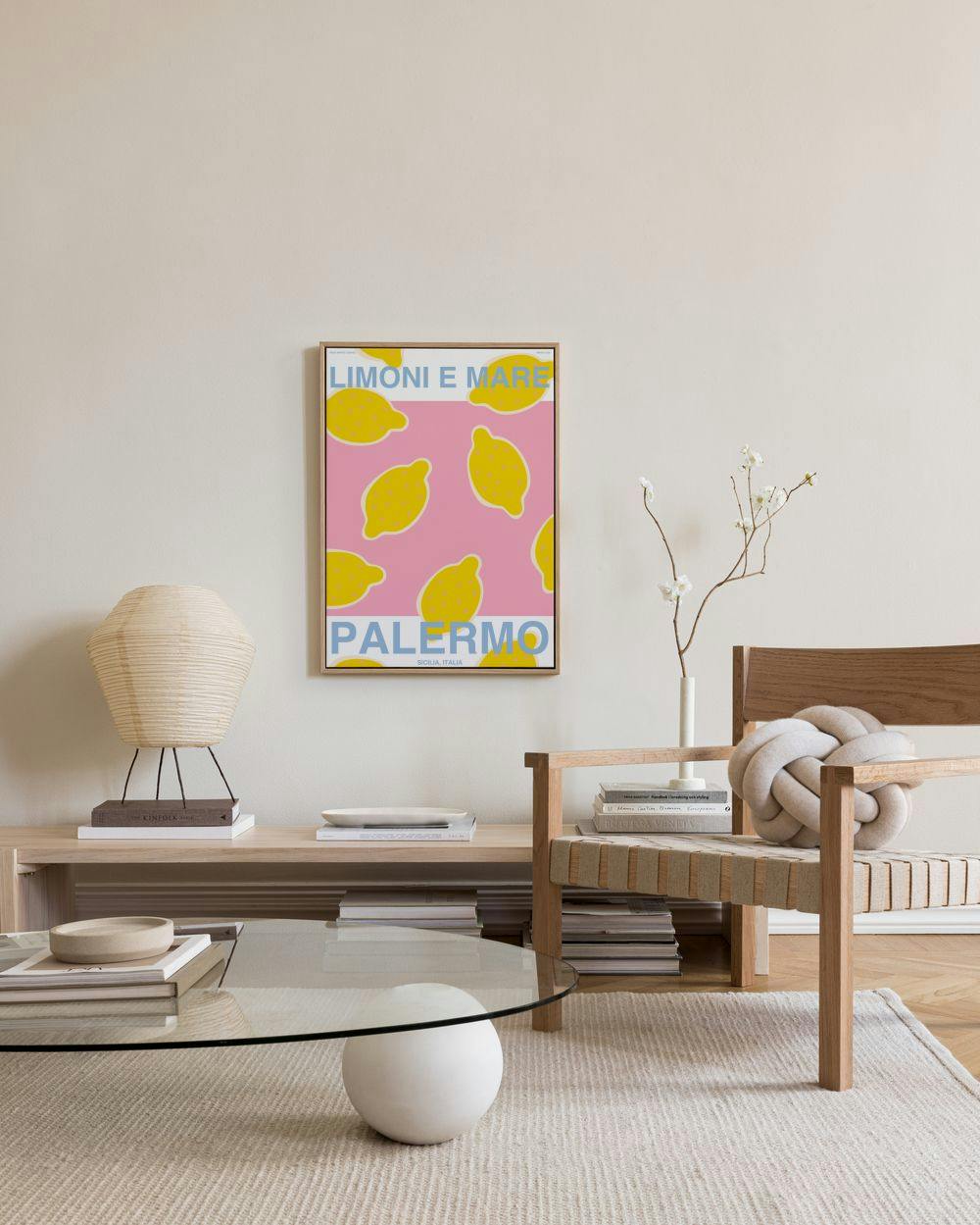 Toile rose avec des motifs de citrons jaunes et le texte LIMONI E MARE PALERMO, affichée dans un salon moderne.