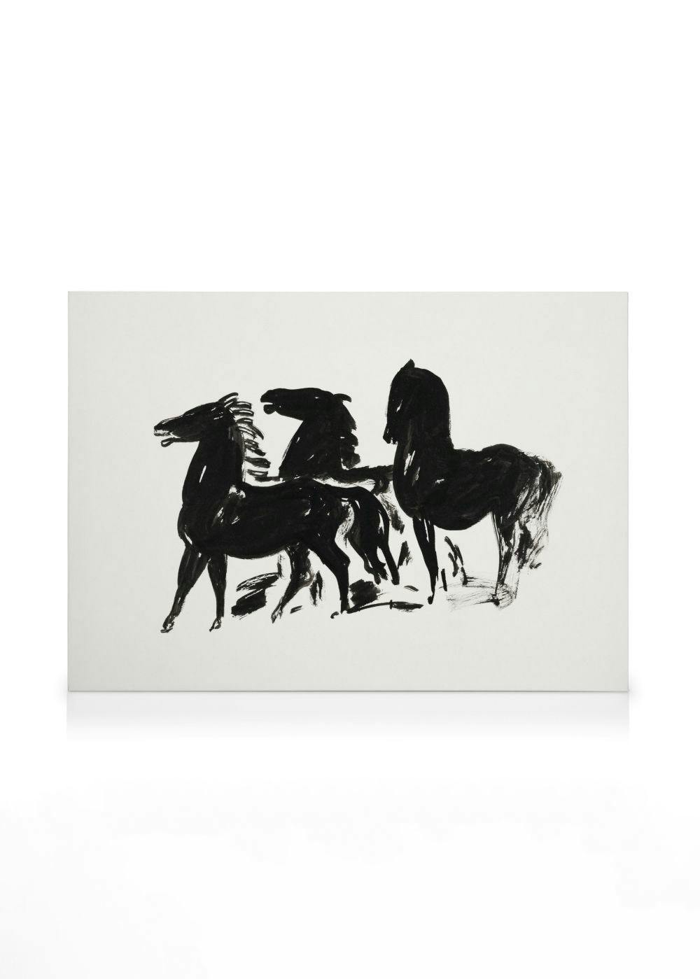 Leinwandbild mit schwarz-weißen Pferden, hängend über einem Sideboard in einem hellen Wohnzimmer.
