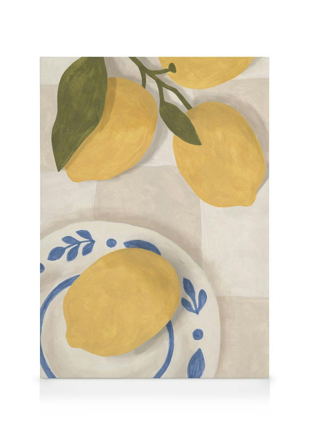 Toile de citrons jaunes et feuilles vertes sur une branche au-dessus dune assiette blanche et bleue à motifs, fond beige.
