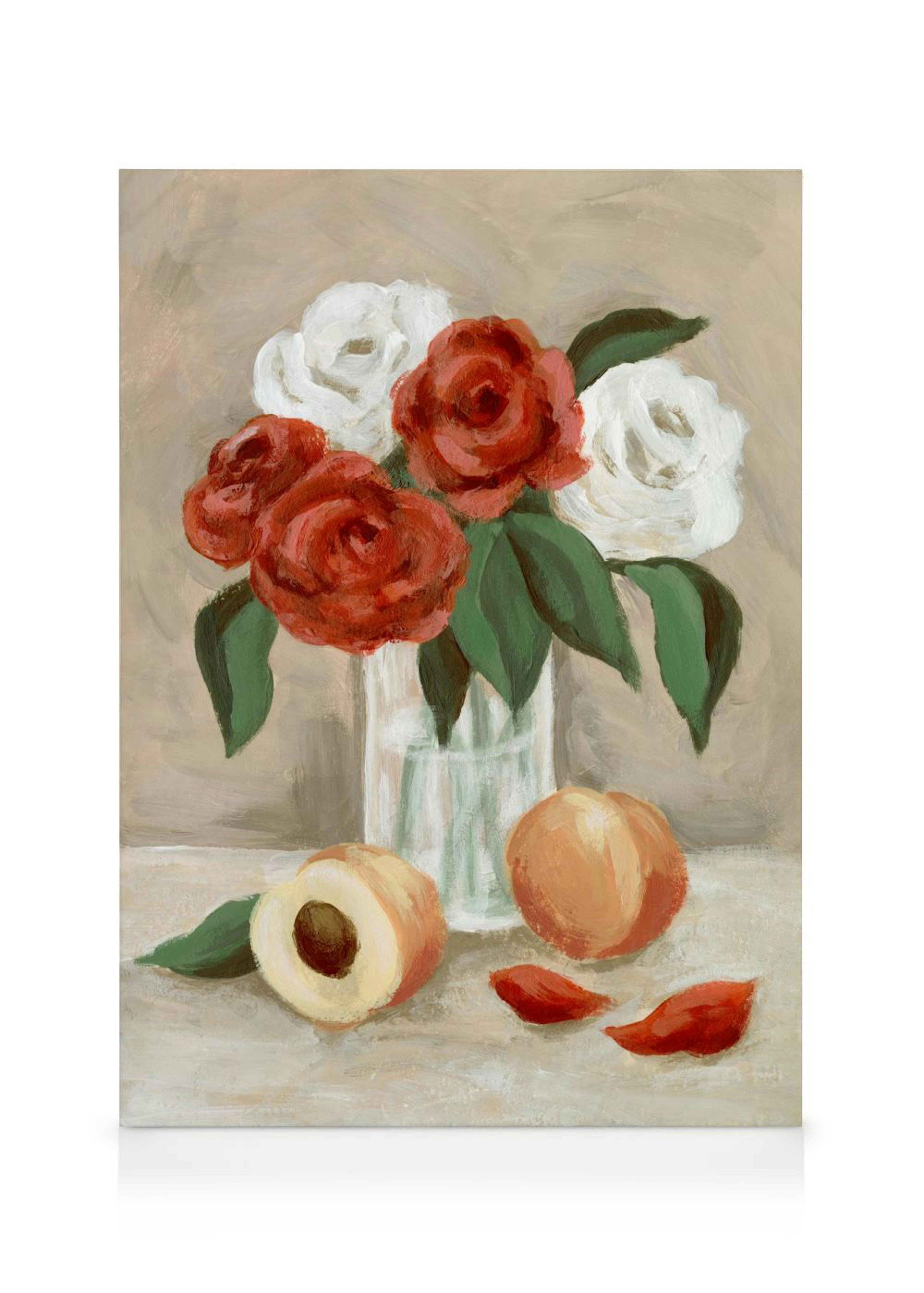 Oljemålning av röda och vita blommor i vas med persikor mot beige bakgrund, klassisk blomstermålning.