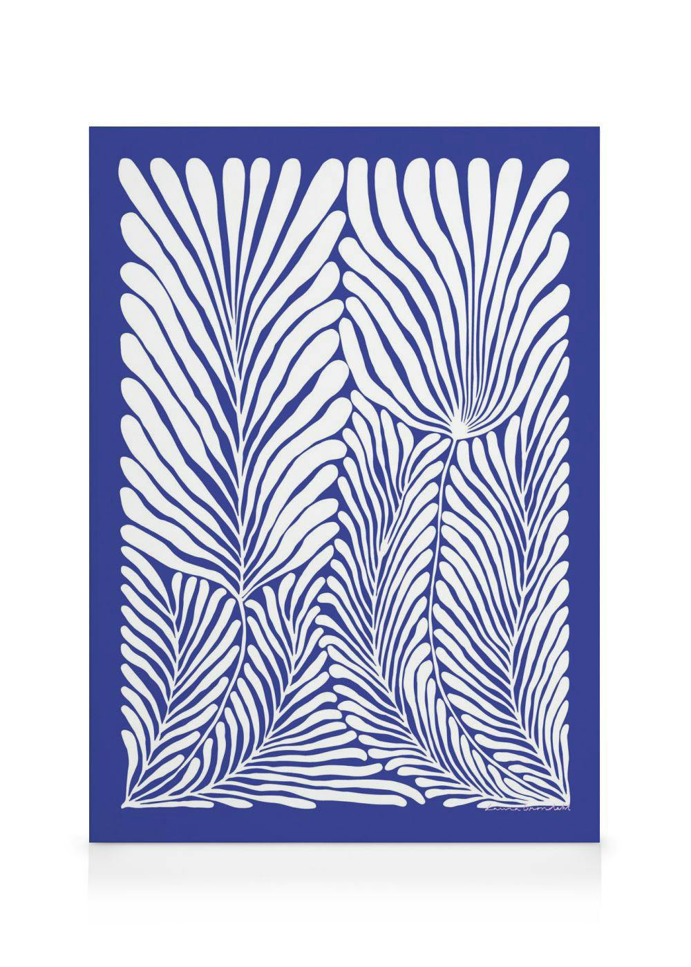 Stampa su tela astratta con motivi di foglie bianche curve su sfondo blu scuro.