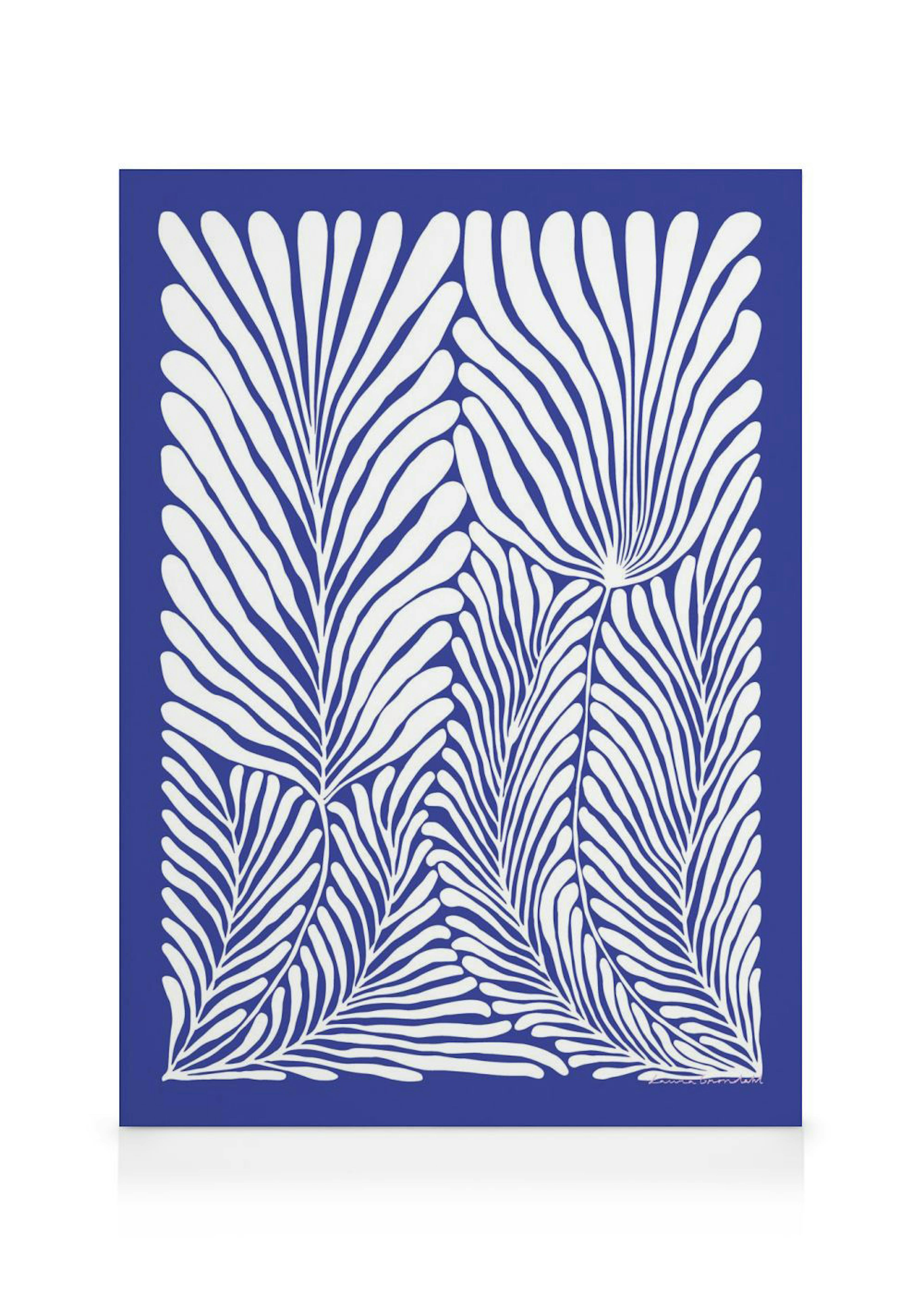 Stampa su tela astratta con motivi di foglie bianche curve su sfondo blu scuro.