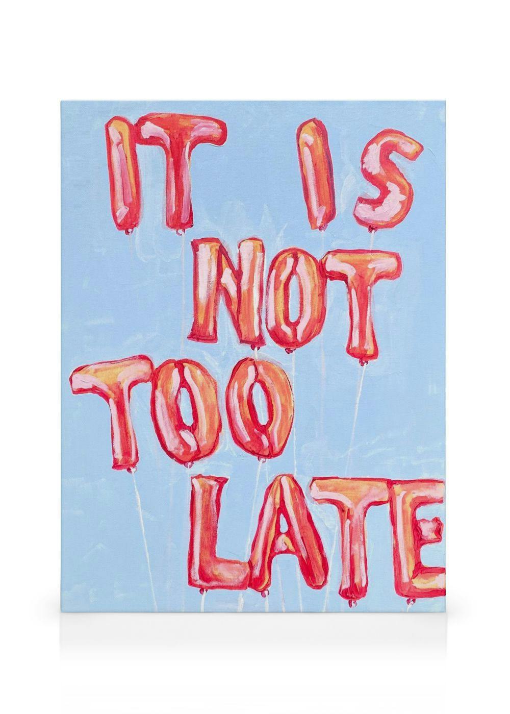 Plátno Lindsey Cherek s nápisem IT IS NOT TOO LATE ve tvaru červených nafukovacích balónků na modrém pozadí.
