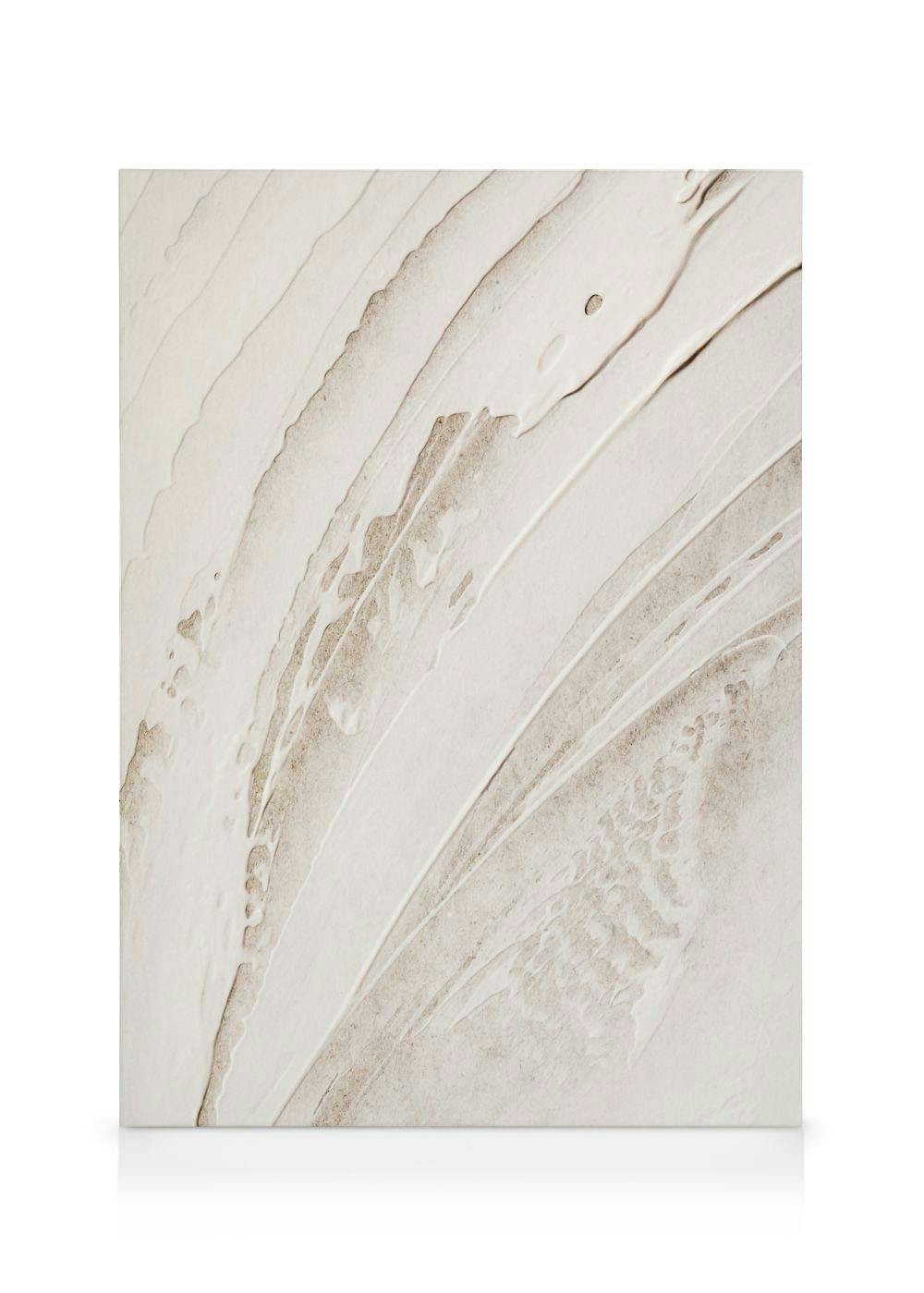 Canvas met beige en witte golvende abstracte vormen, hangend in een neutrale woonkamer boven een dressoir.