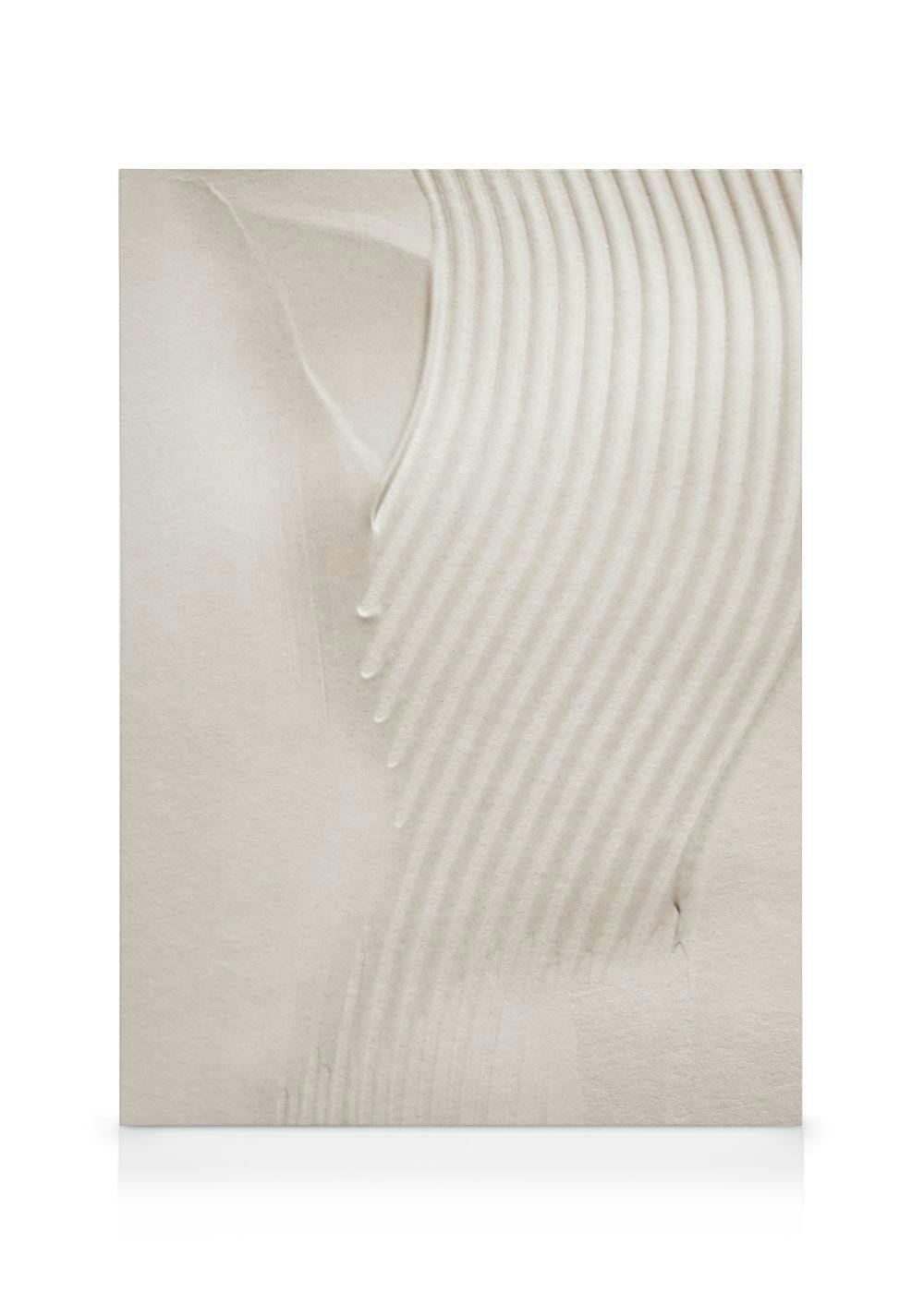 Beige tekstur lerret med myke bølgende linjer, et minimalistisk design som gir en rolig følelse til rommet.