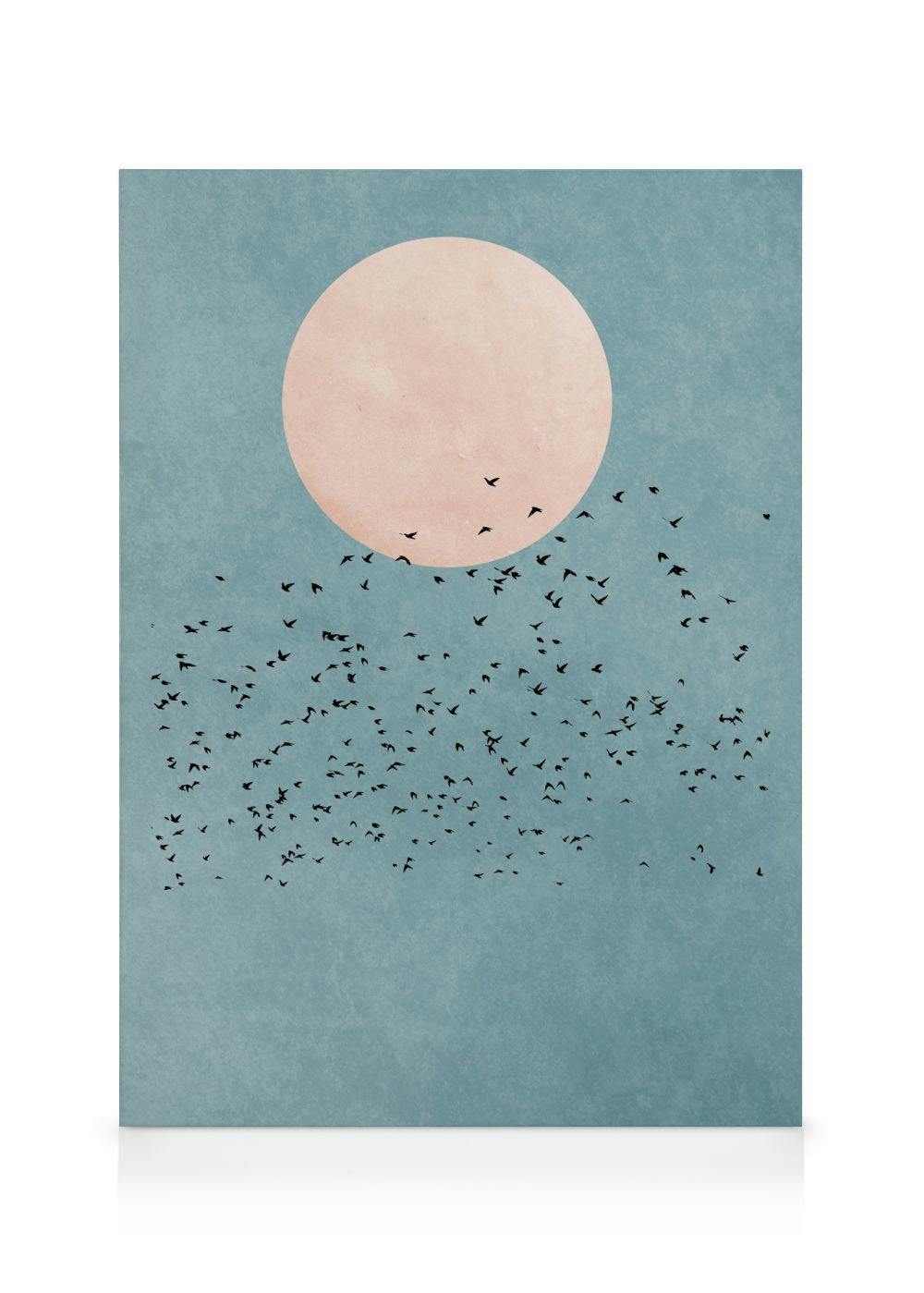 Toile avec typographie dune lune rose et dun ciel bleu derrière un vol doiseaux noirs