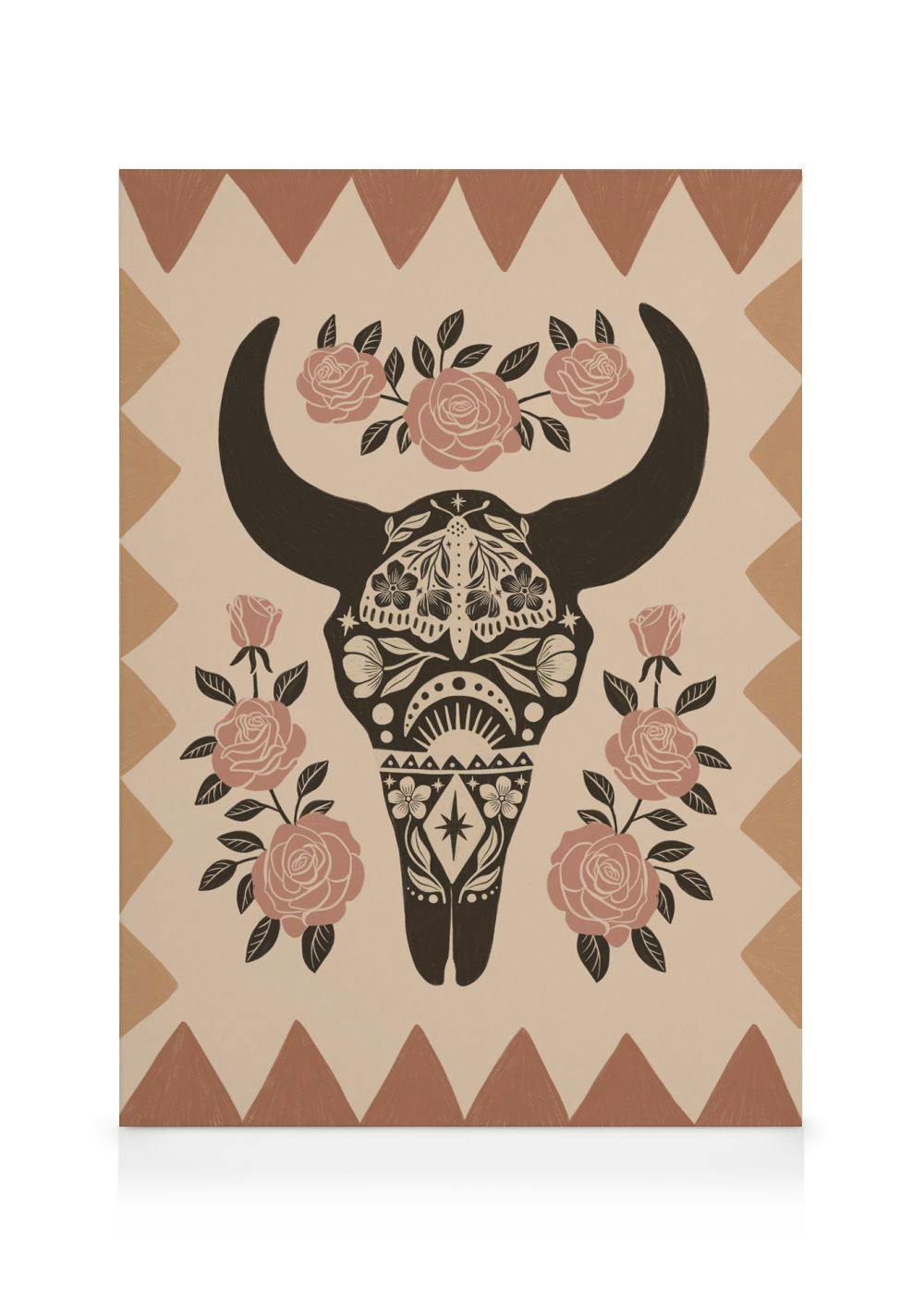 Stierenkop met roze rozen op geometrisch patroon in bruin-beige tinten voor wanddecoratie.