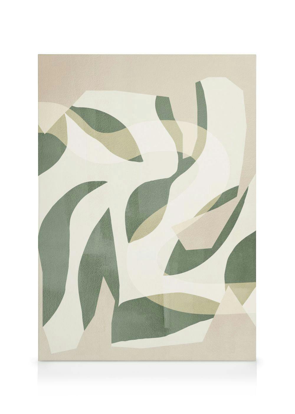 Abstrakt botanisk målning med överlappande lövliknande former i grönt och beige på texturerad beige bakgrund.