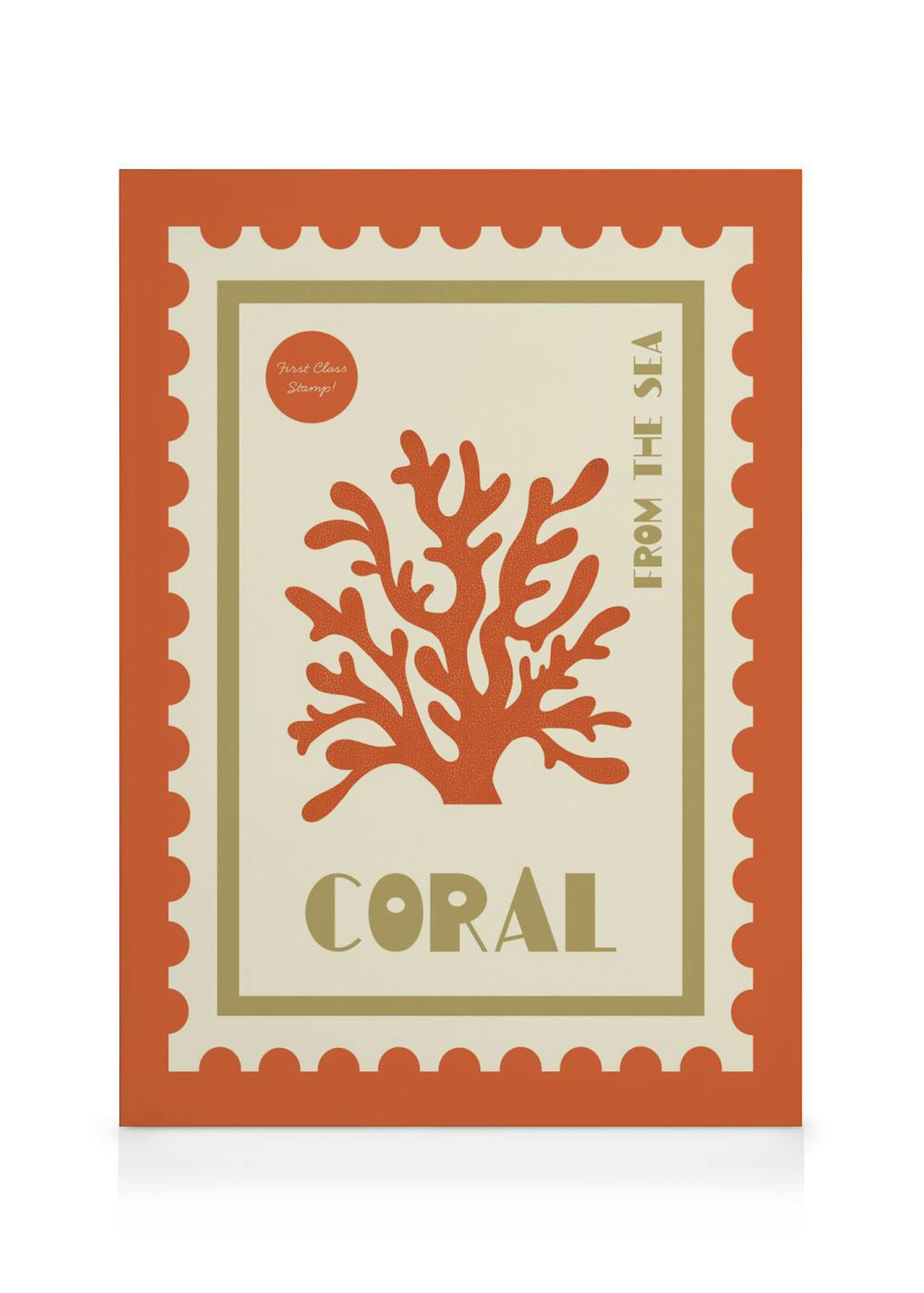 Stampa su tela corallo rosso su sfondo beige, con testo Coral e From The Sea, stile francobollo.