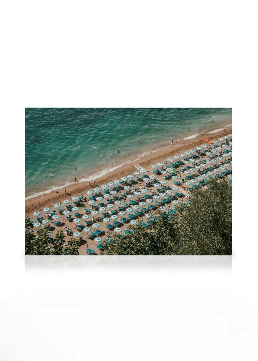 Toile de plage de Positano avec parasols bleus et mer turquoise