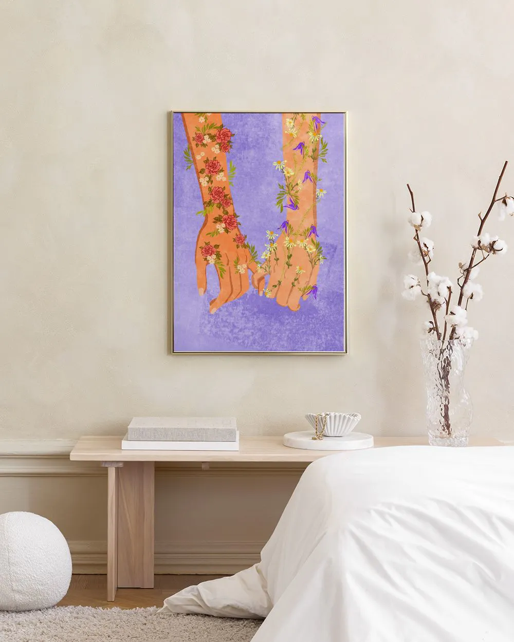 Poster van twee handen die pinky promise met bloeiende bloemen en bladeren, hangend boven een houten bankje in een slaapkamer.