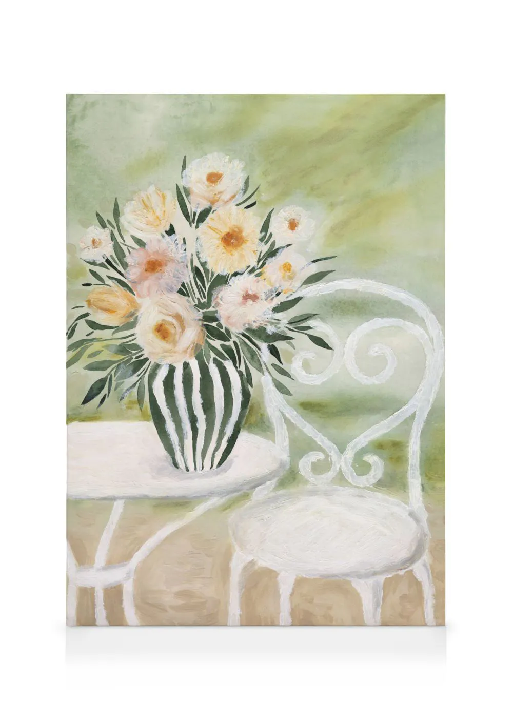 Stampa floreale acquerello, bouquet dai toni pastello in vaso a righe, sedia e tavolo bianchi, sfondo verde sfumato.