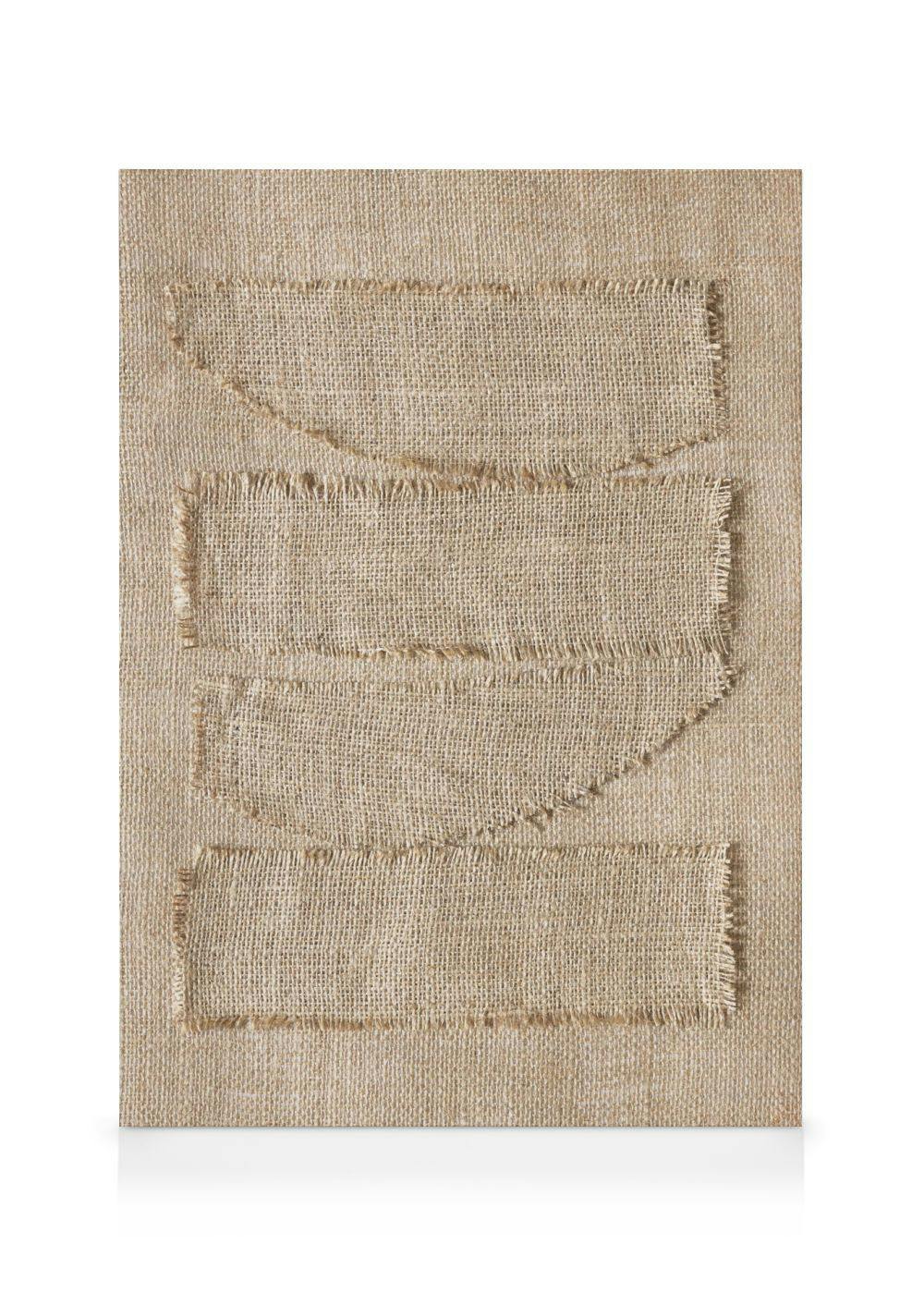 Toile de jute beige avec des formes découpées aux bords effilochés, créant une typographie texturée