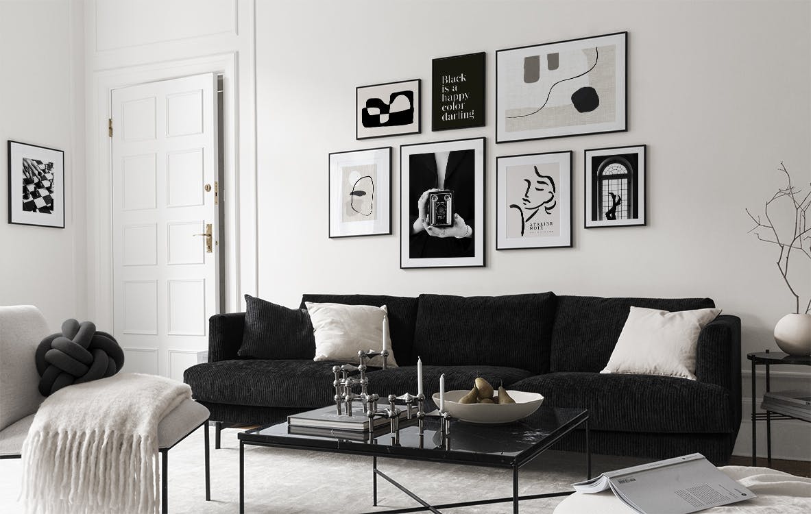 Galleria a parete di stampe in bianco e nero, con arte astratta, fotografia di una macchina fotografica e testo.