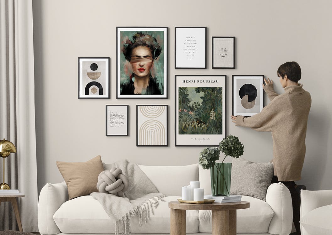 Décoration murale composée de neuf affiches, avec un portrait de Frida Kahlo et des motifs abstraits et paysagers.