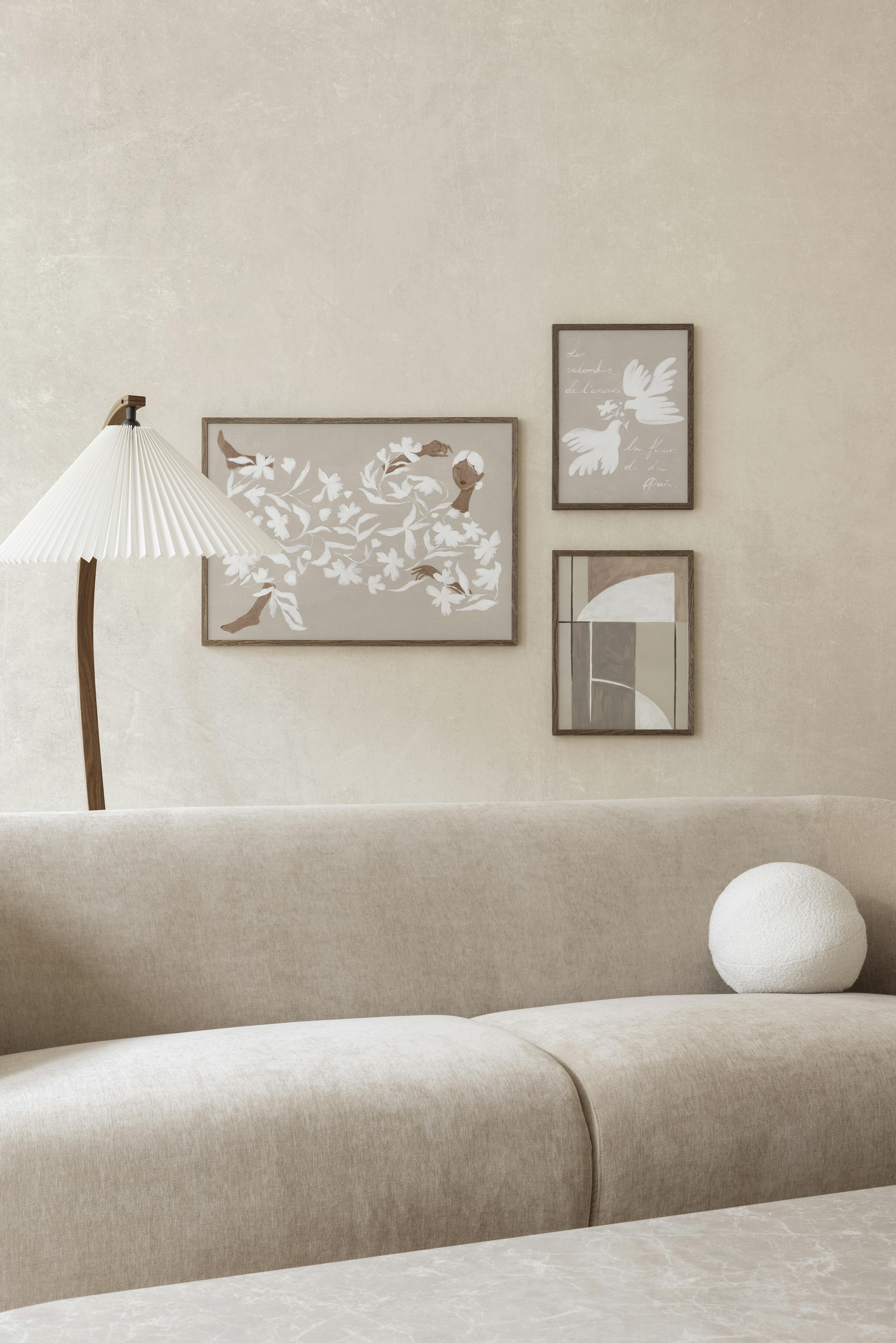 Ett posterpaket med tre tavlor i beige och brunt. En kvinna omgiven av vita blommor, två vita duvor och ett abstrakt mönster.