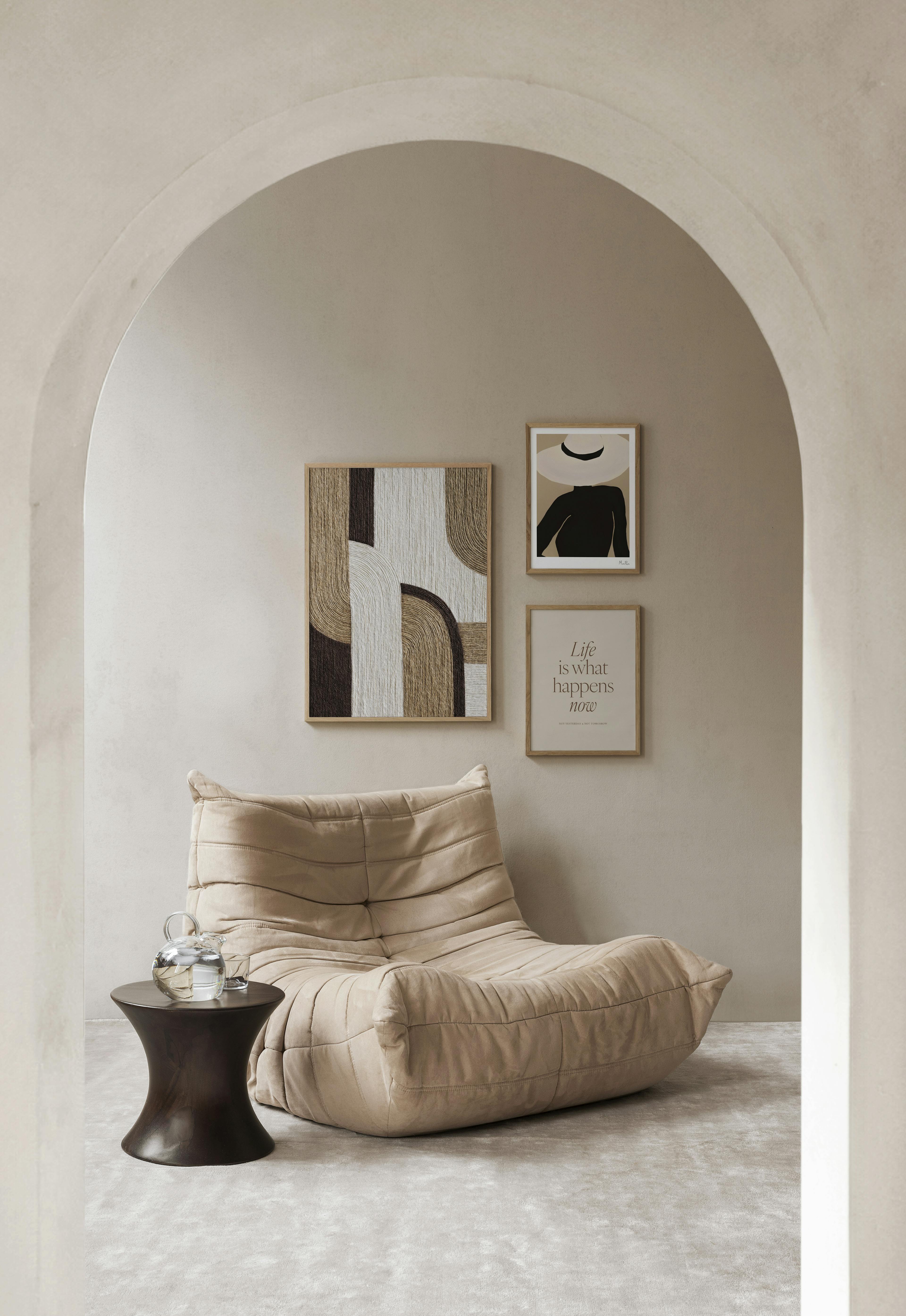 Un lot de posters présentant un art abstrait aux formes organiques marron et beige, une femme avec un chapeau, et une citation i