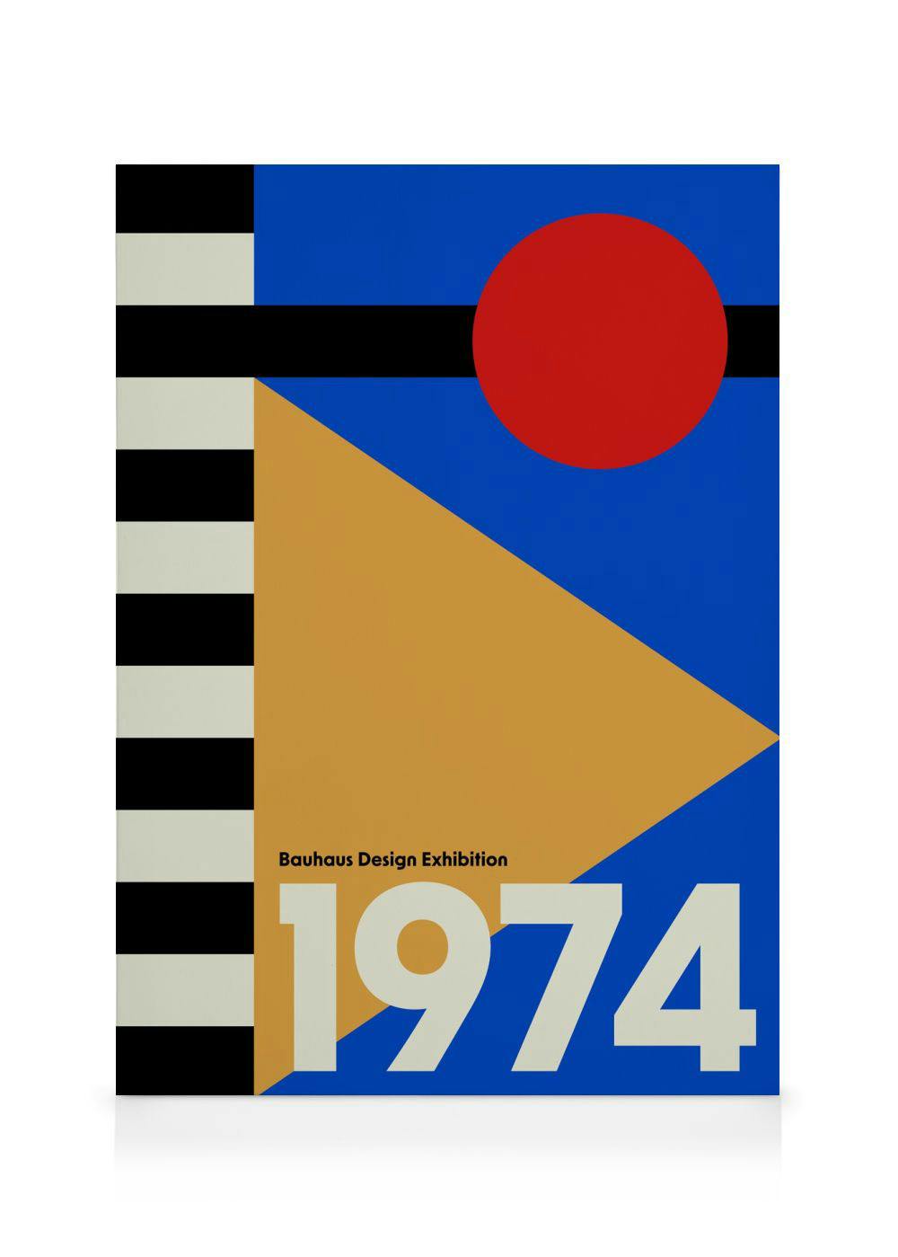 Plátno s geometrickými tvary inspirované Bauhausem: modrý trojúhelník, červený kruh a pruhy, s textem Bauhaus Design Exhibition
