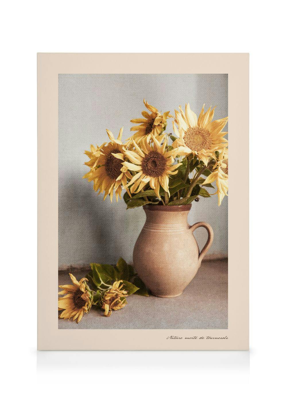 Zonnebloemen in een kruik op canvas, vintage textuur, landelijke sfeer.