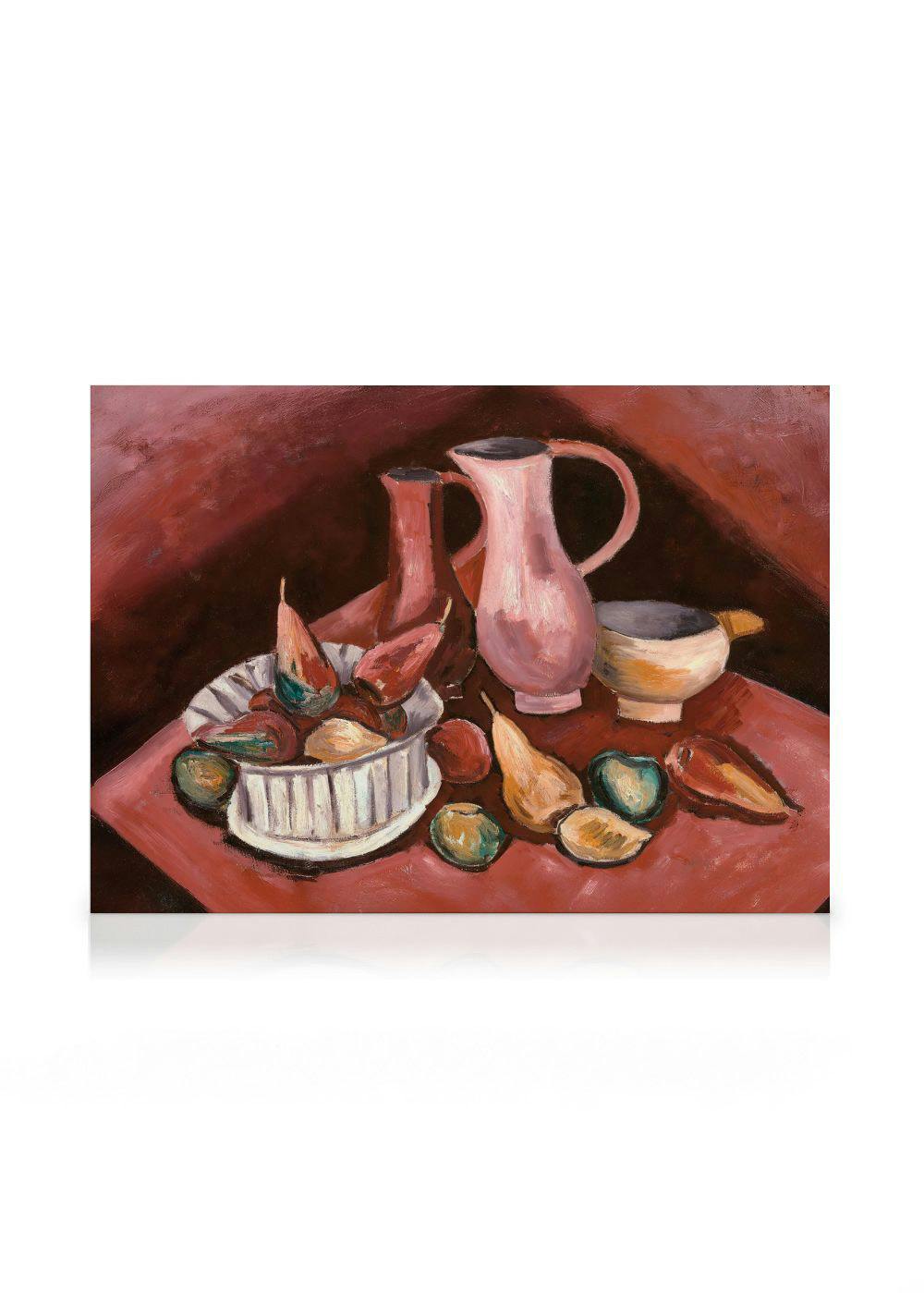 Toile nature morte aux tons chauds avec pichets roses, fruits, et légumes sur une table rouge.