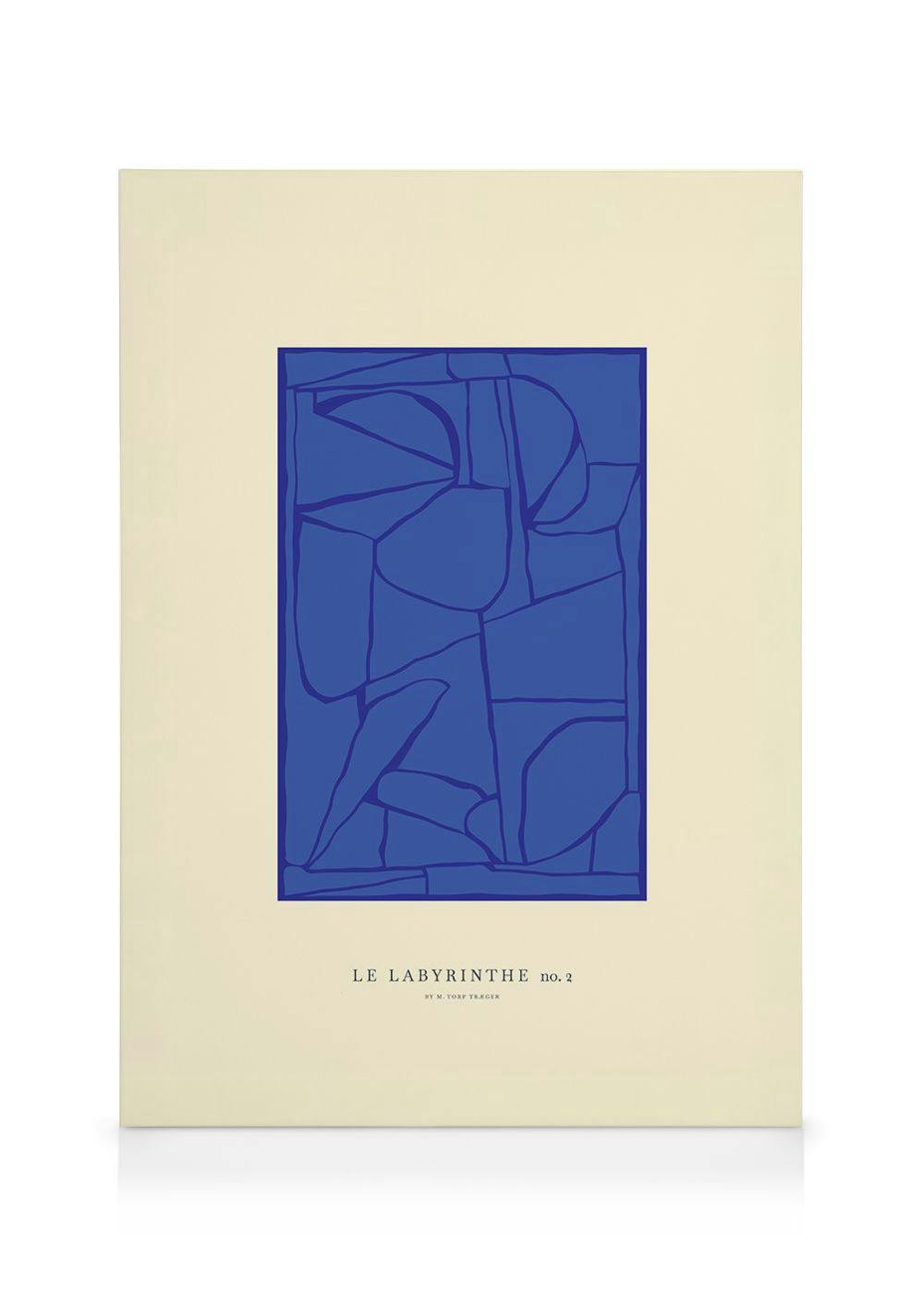 Canvastavla med blå abstrakt labyrint och texten LE LABYRINTHE no. 2 på gräddvit bakgrund.