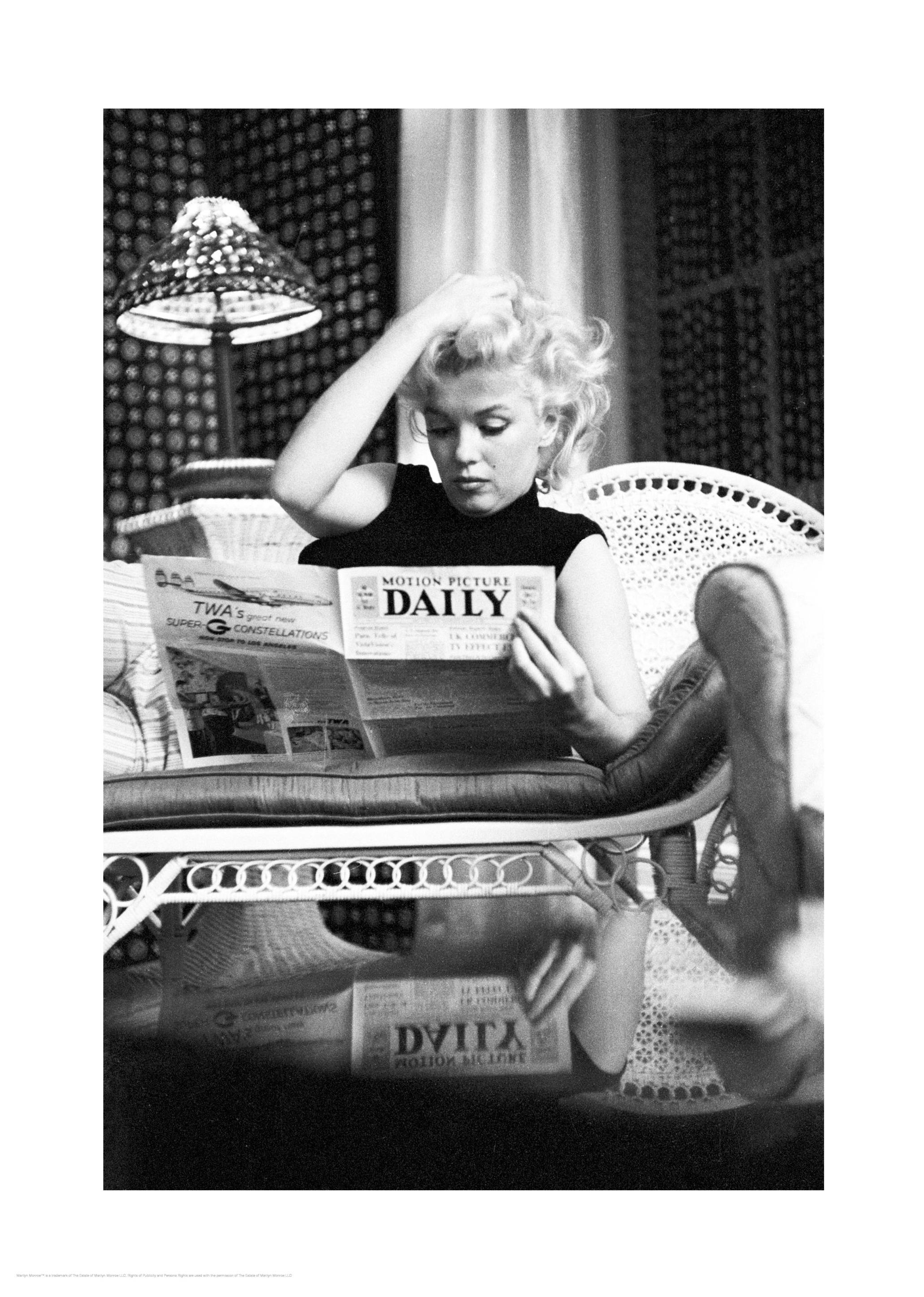 Marilyn Monroe Reading Poster (13x18 cm) -  Ikonische Fotografien