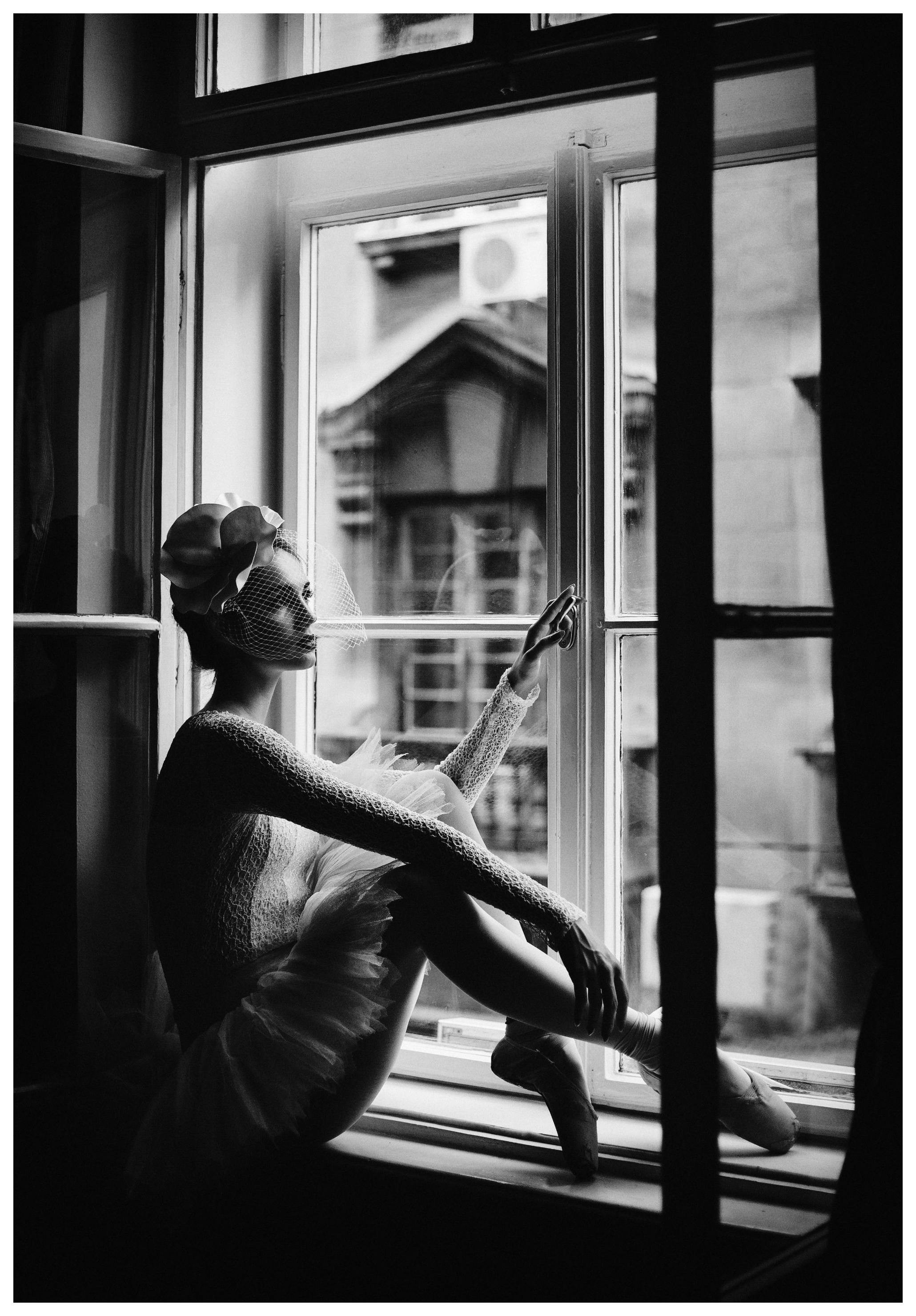 Ballerina In Window Plakat (30x40 cm)- Czarno-białe plakaty