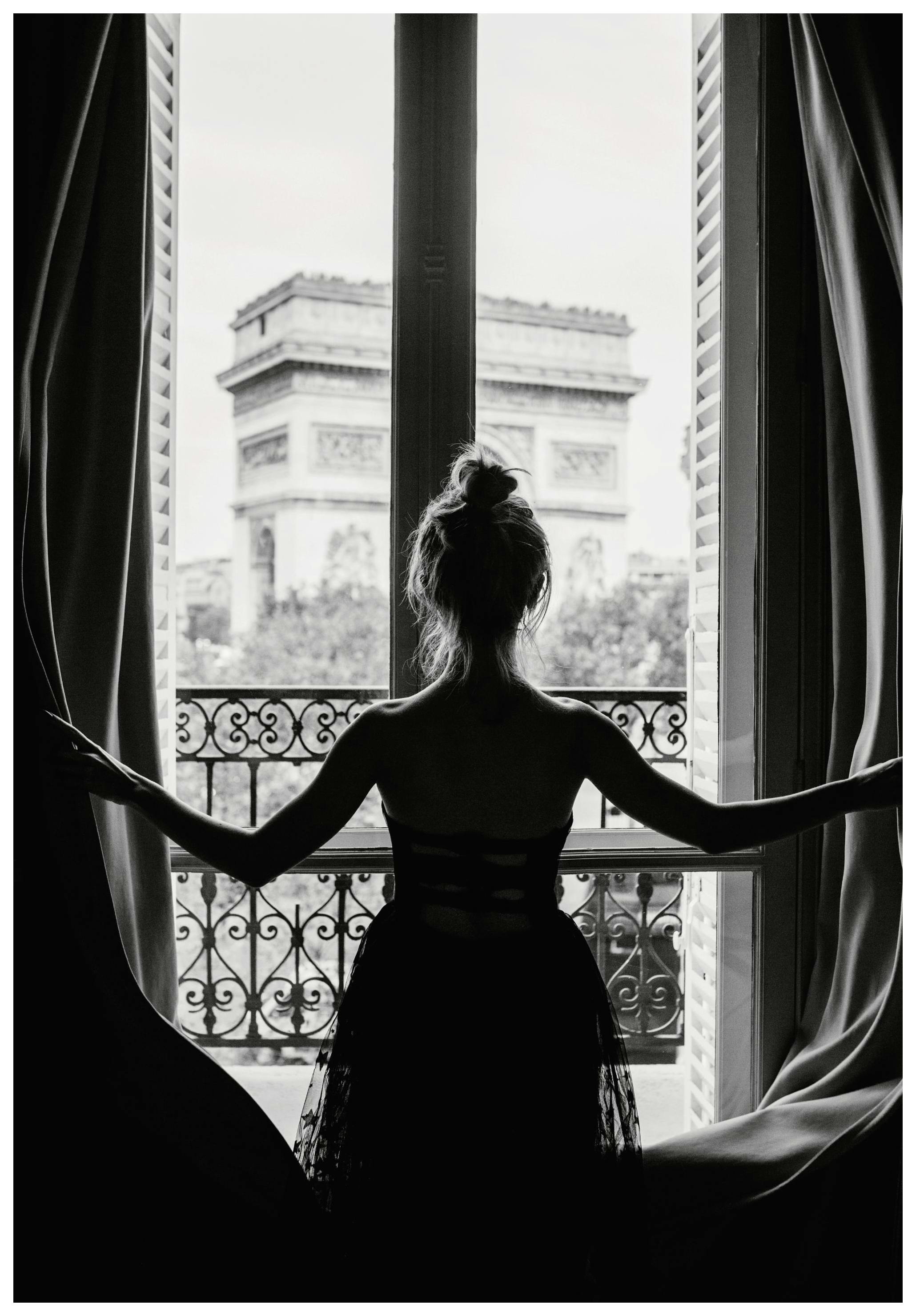 Girl In Window Plakat (30x40 cm)- Czarno-białe plakaty