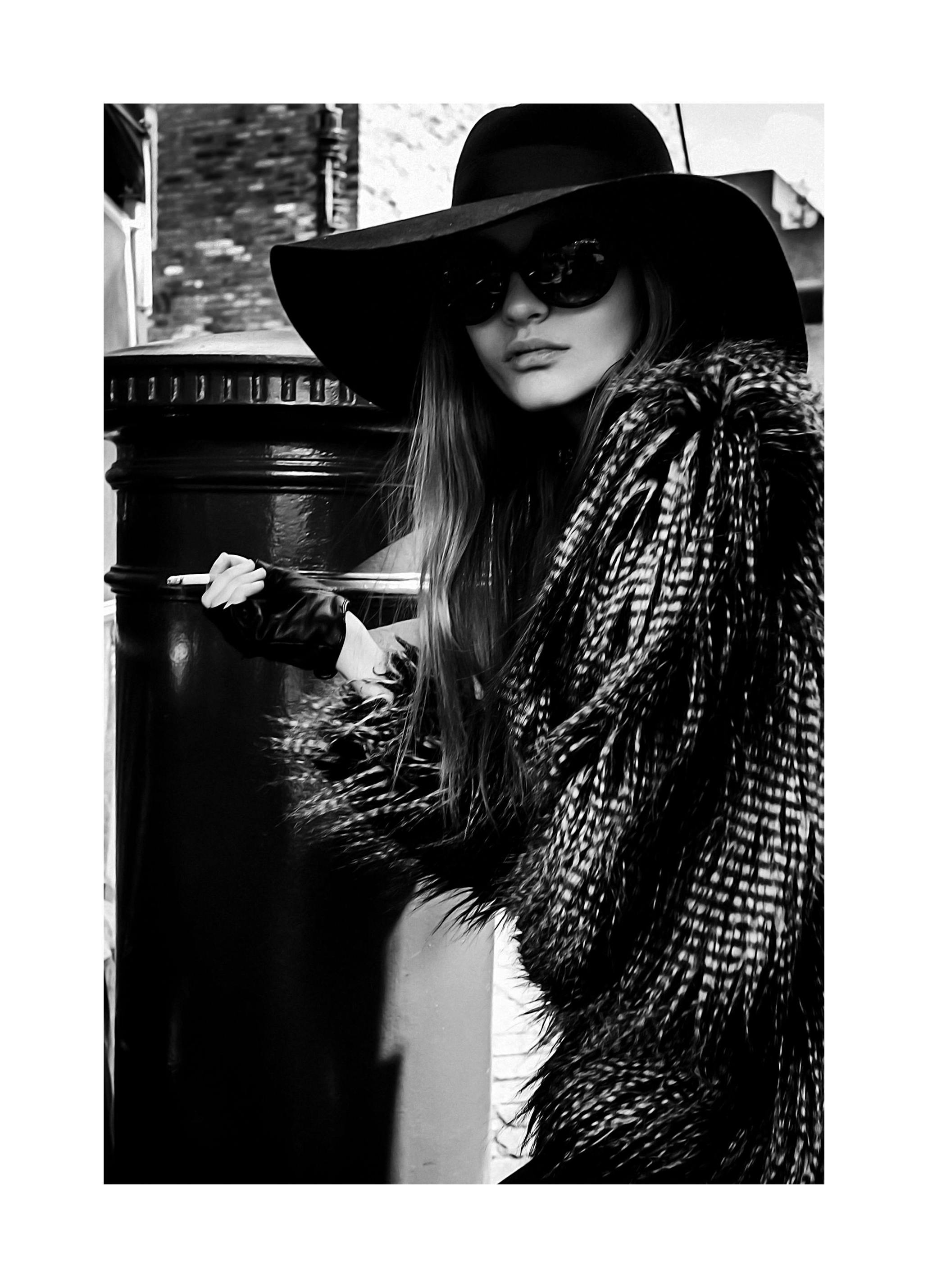 Prints - Lady In The Hat Print (30x40 cm) - Black & white prints