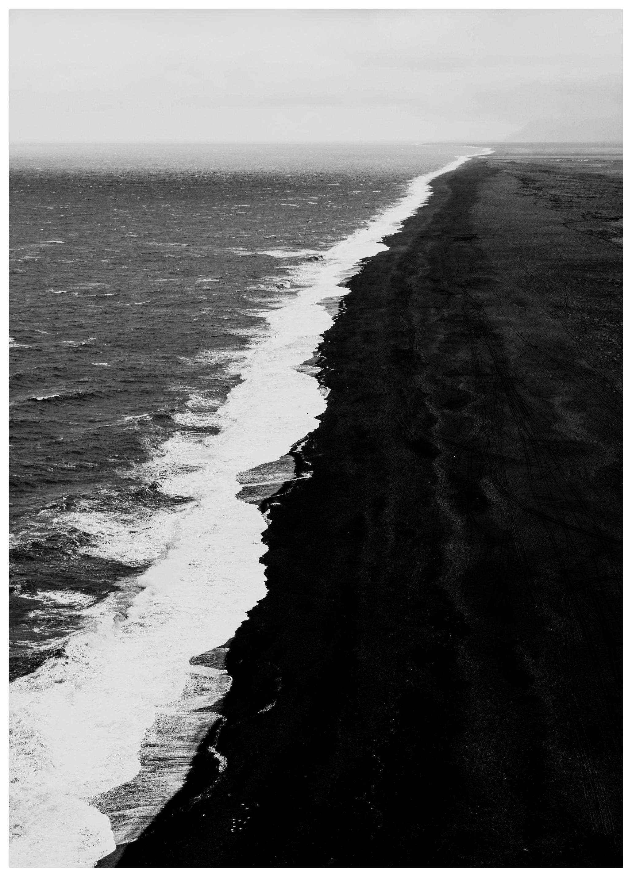 Black Beach Aerial Poster (30x40 cm) - Zwart wit posters