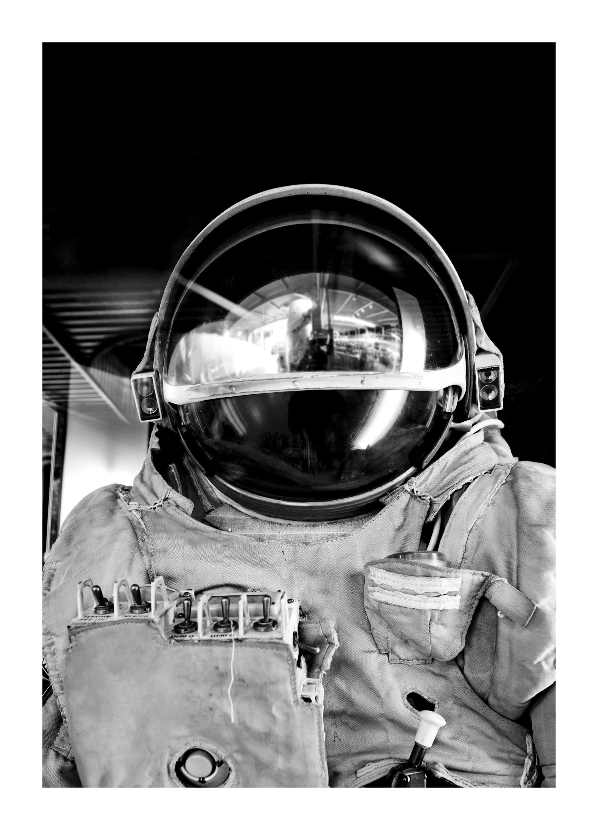 Black and White Astronaut Plakat (50x70 cm)- Czarno-białe plakaty