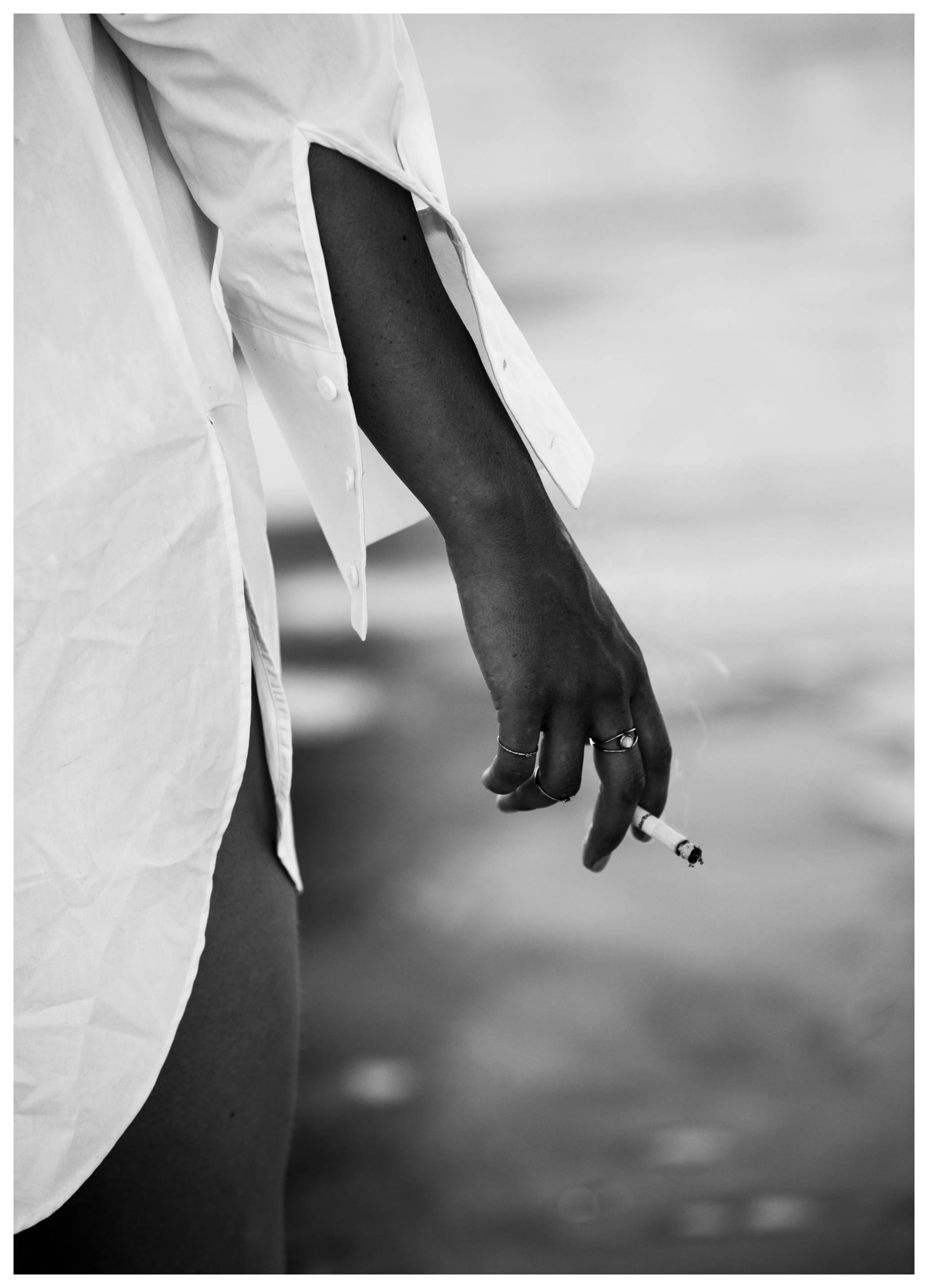 Girl in White Shirt Poster (30x40 cm) - Zwart wit posters