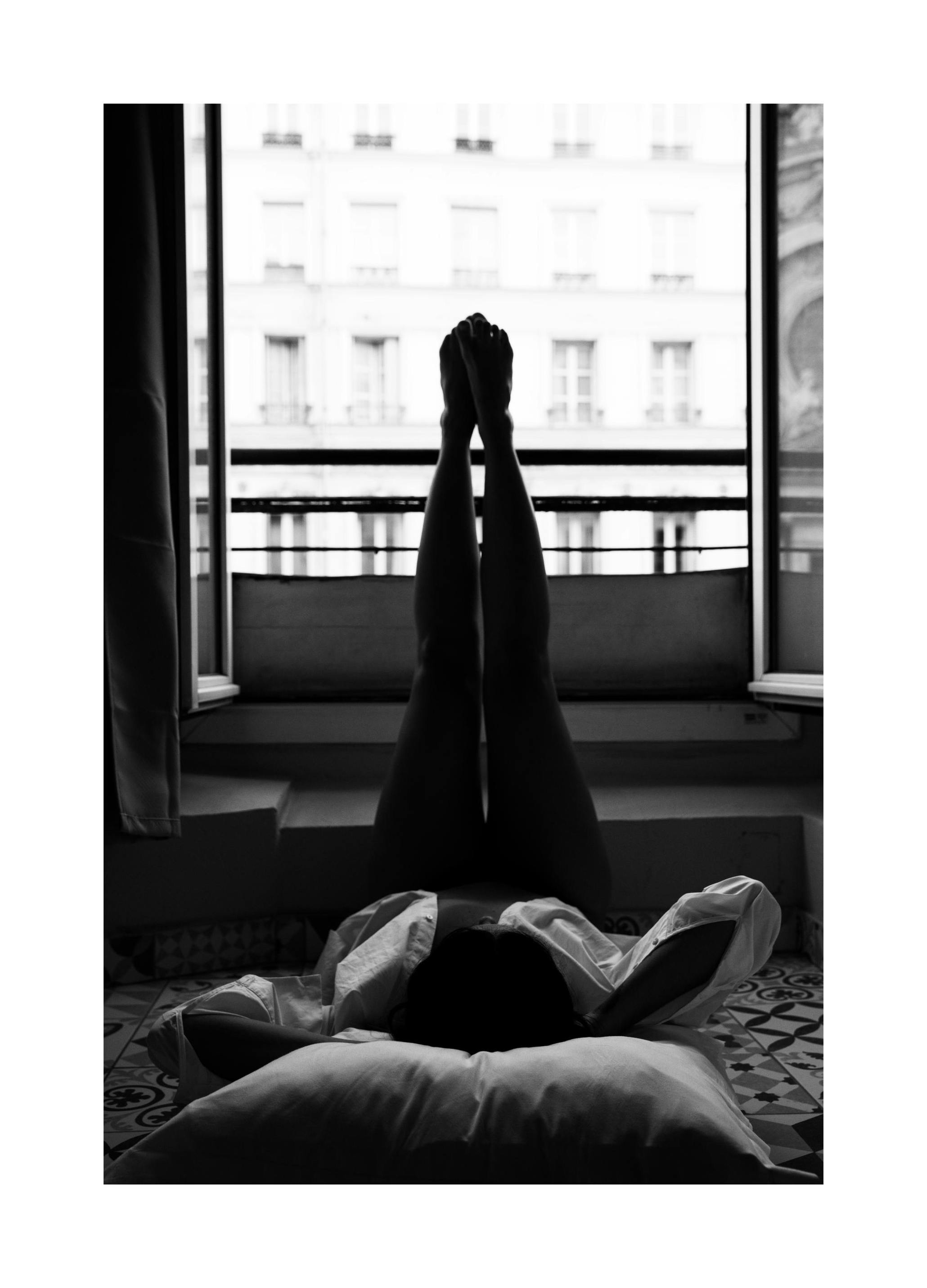 Paris Window Plakat (50x70 cm)- Czarno-białe plakaty