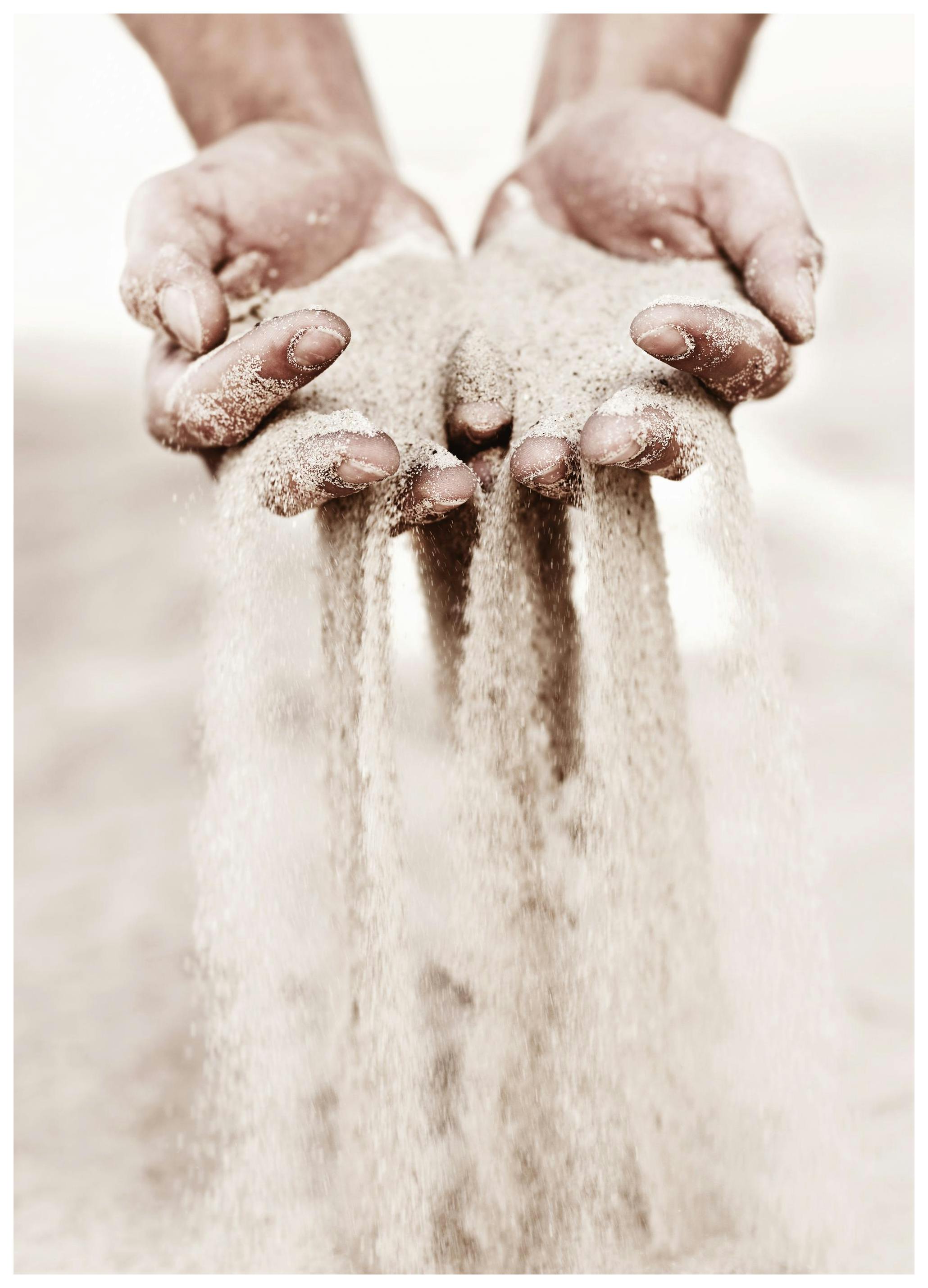 Sand Slipping Through Poster (40x50 cm) - Fotokunst