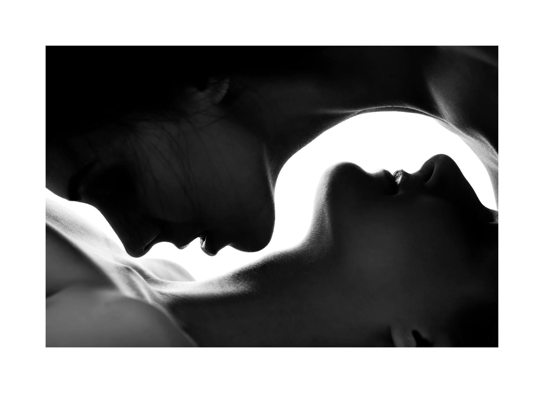 Kiss On The Neck Plakat (50x70 cm) - Plakater > Svarthvitt plakater