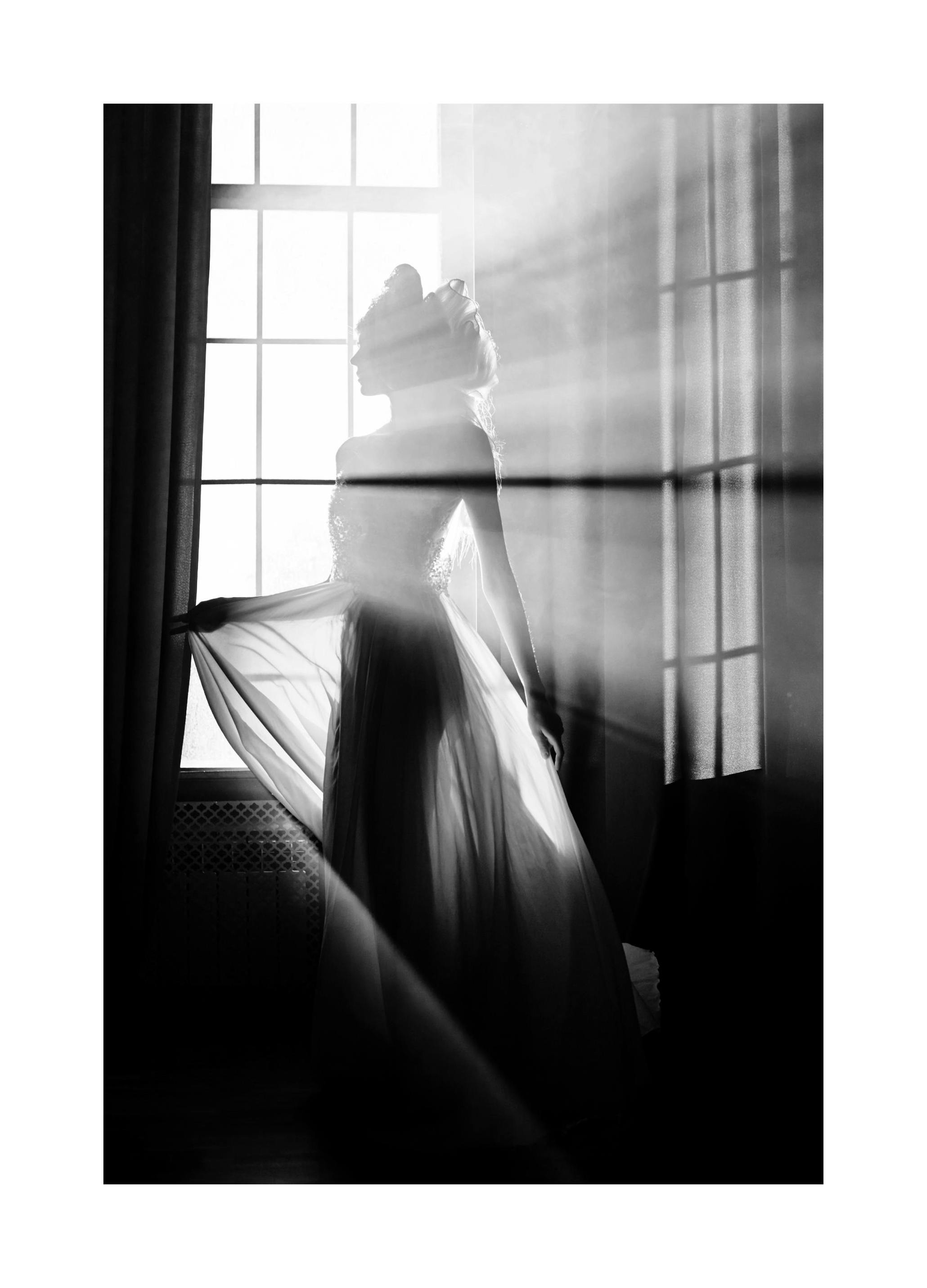 Girl in the Sunlight Poster (50x70 cm)- Fotografia da preto e branco