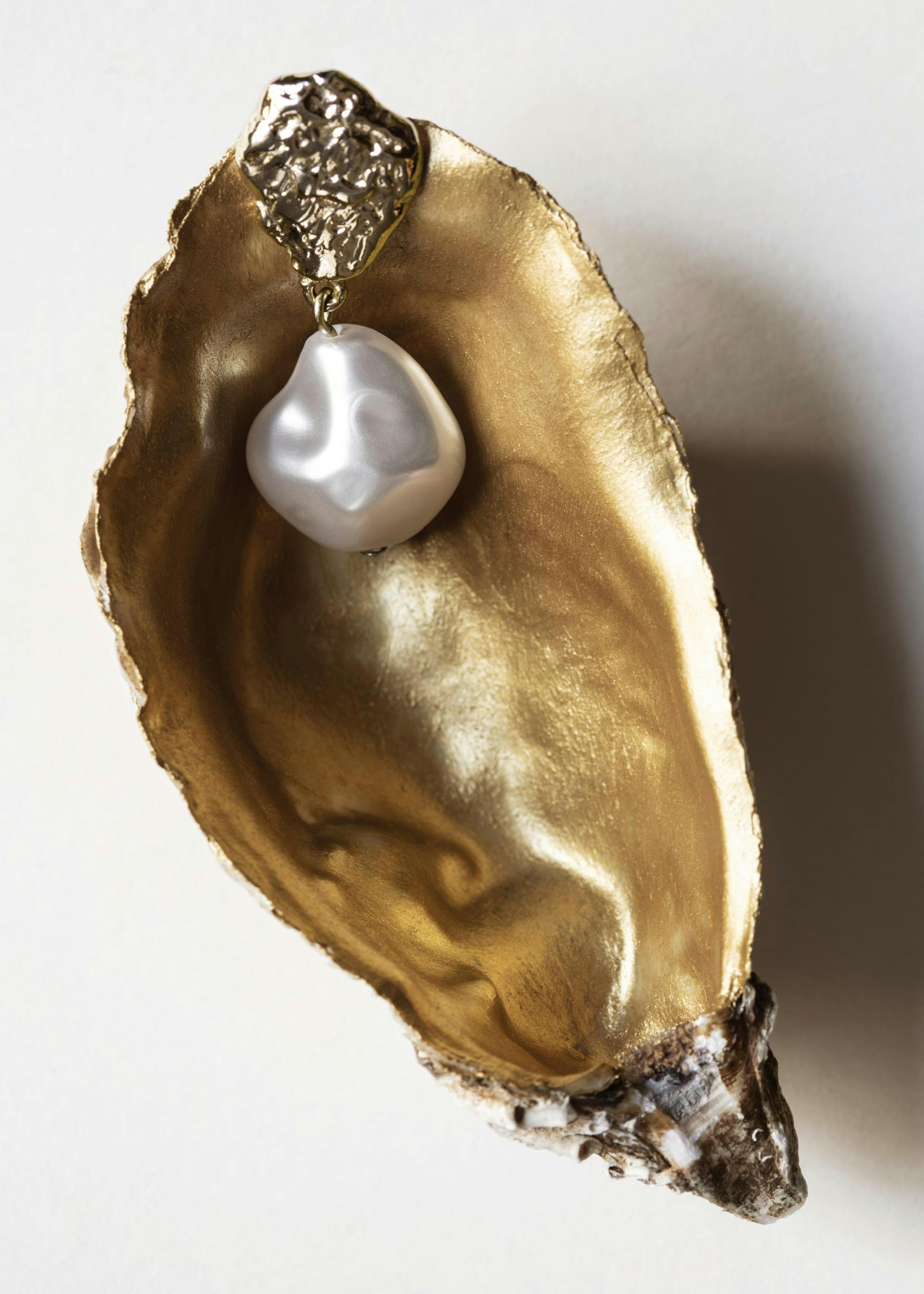 Golden Seashell Poster 0
