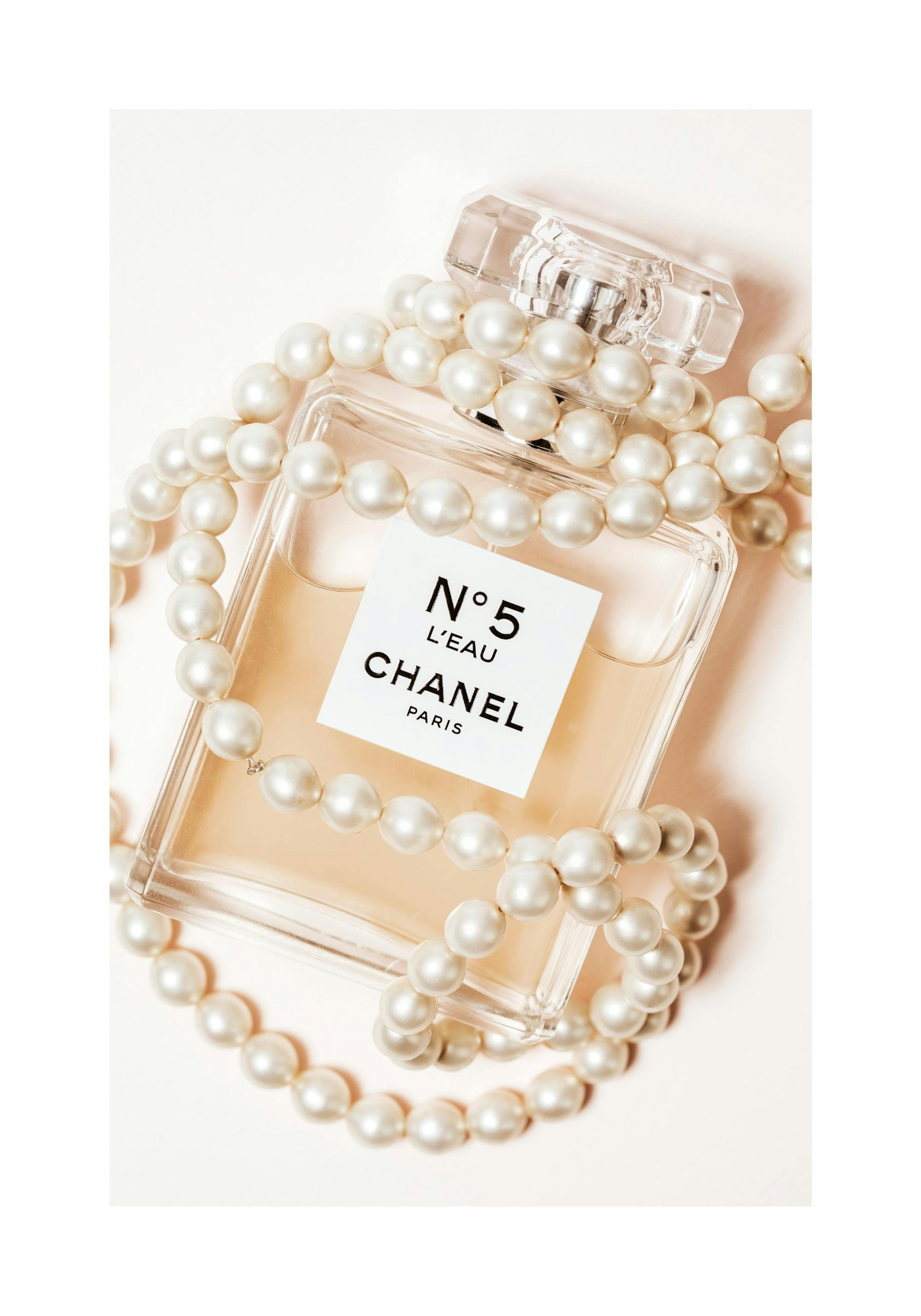 Chanel No5 In Pearls Plakat