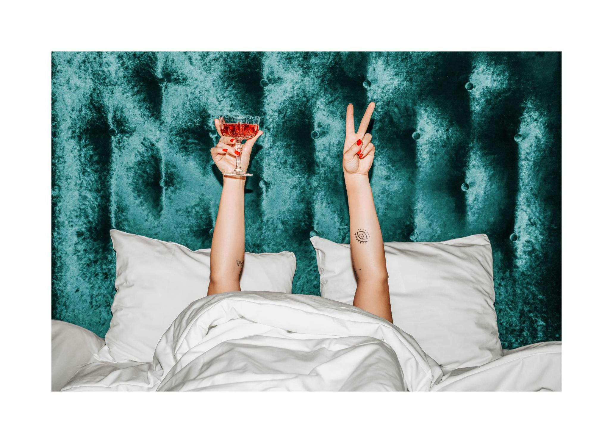 Cocktails In Bed Poster (30x40 cm)- Arte fotográfica