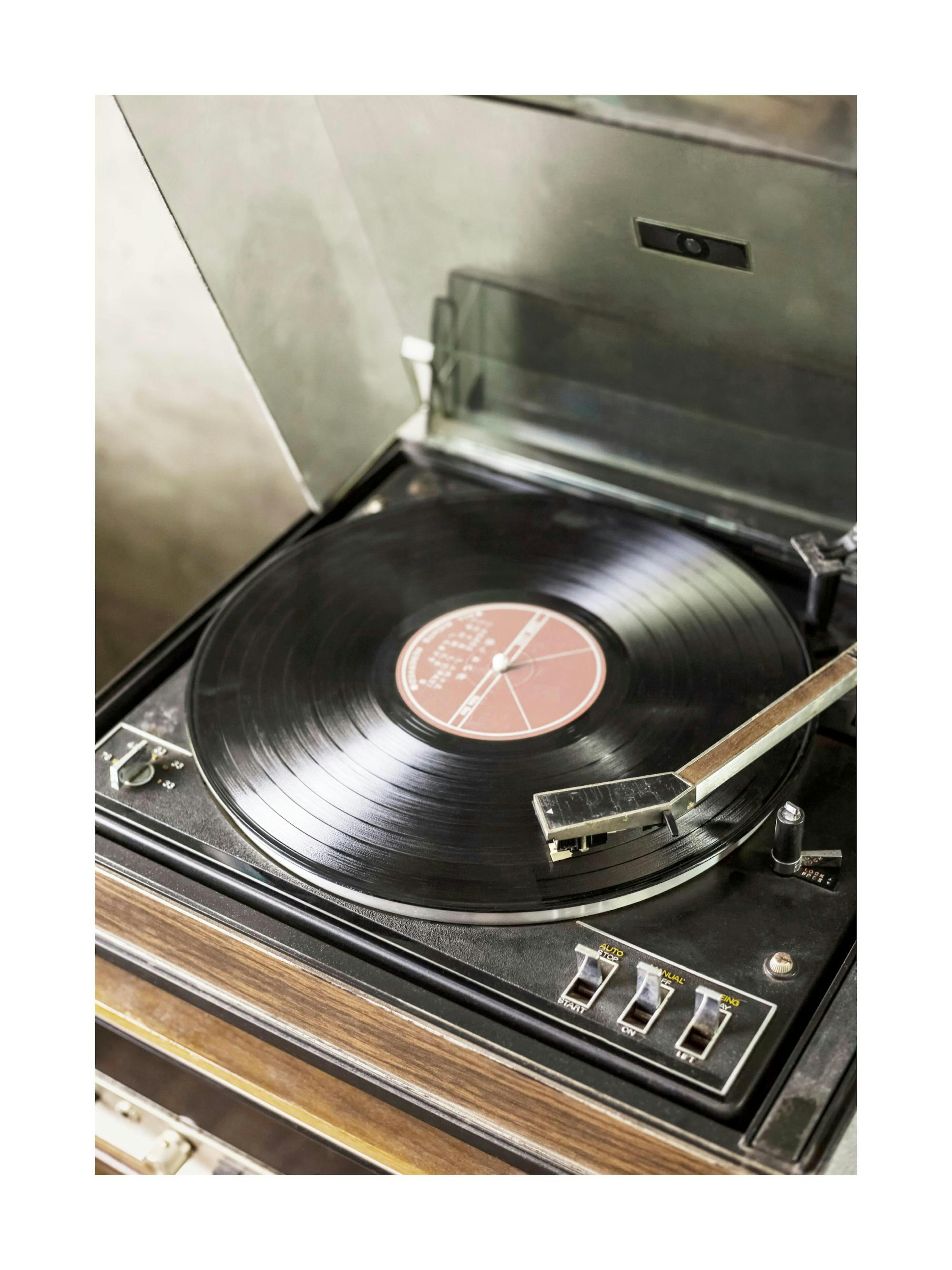 Vintage Record Player 포스터