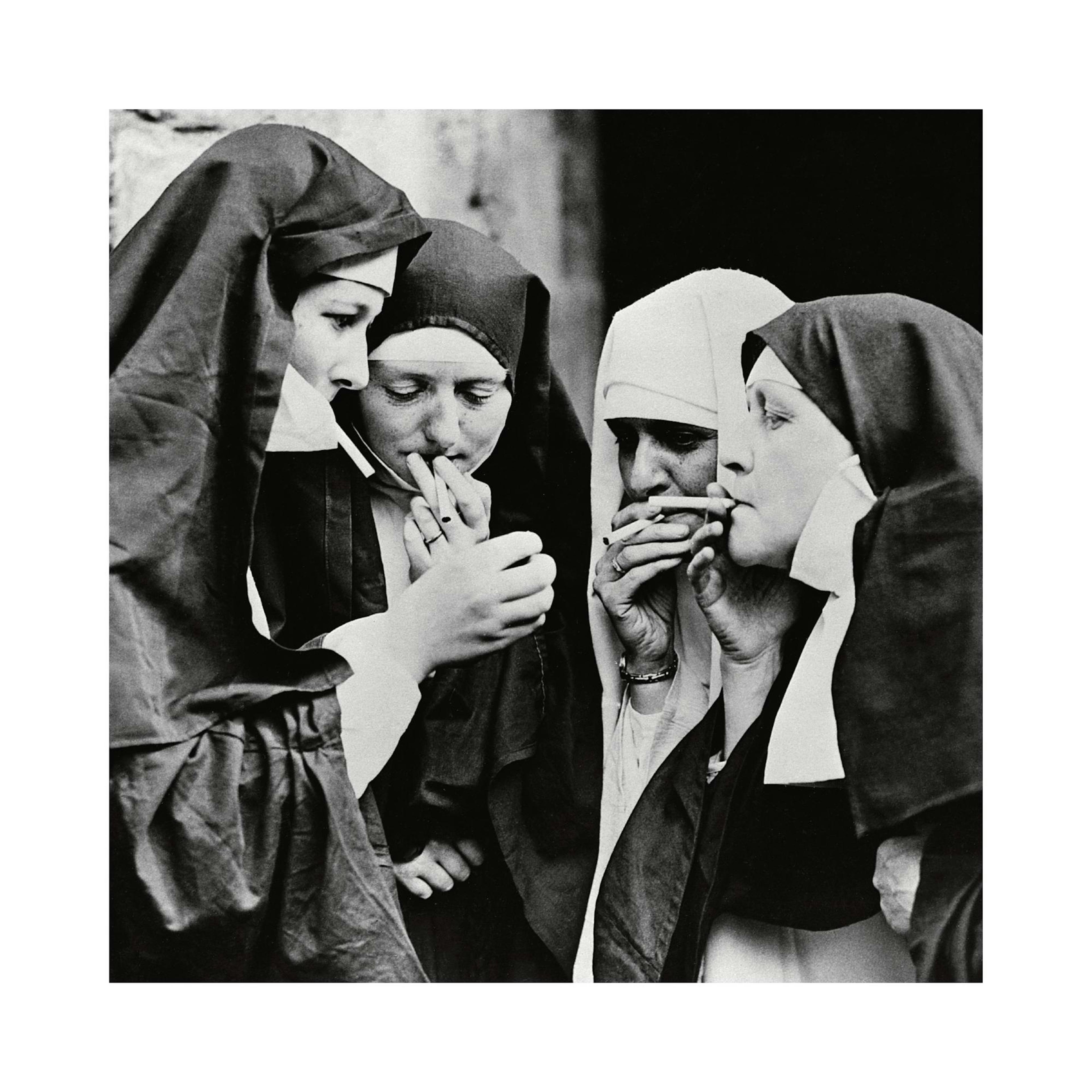 Nuns Smoking 포스터