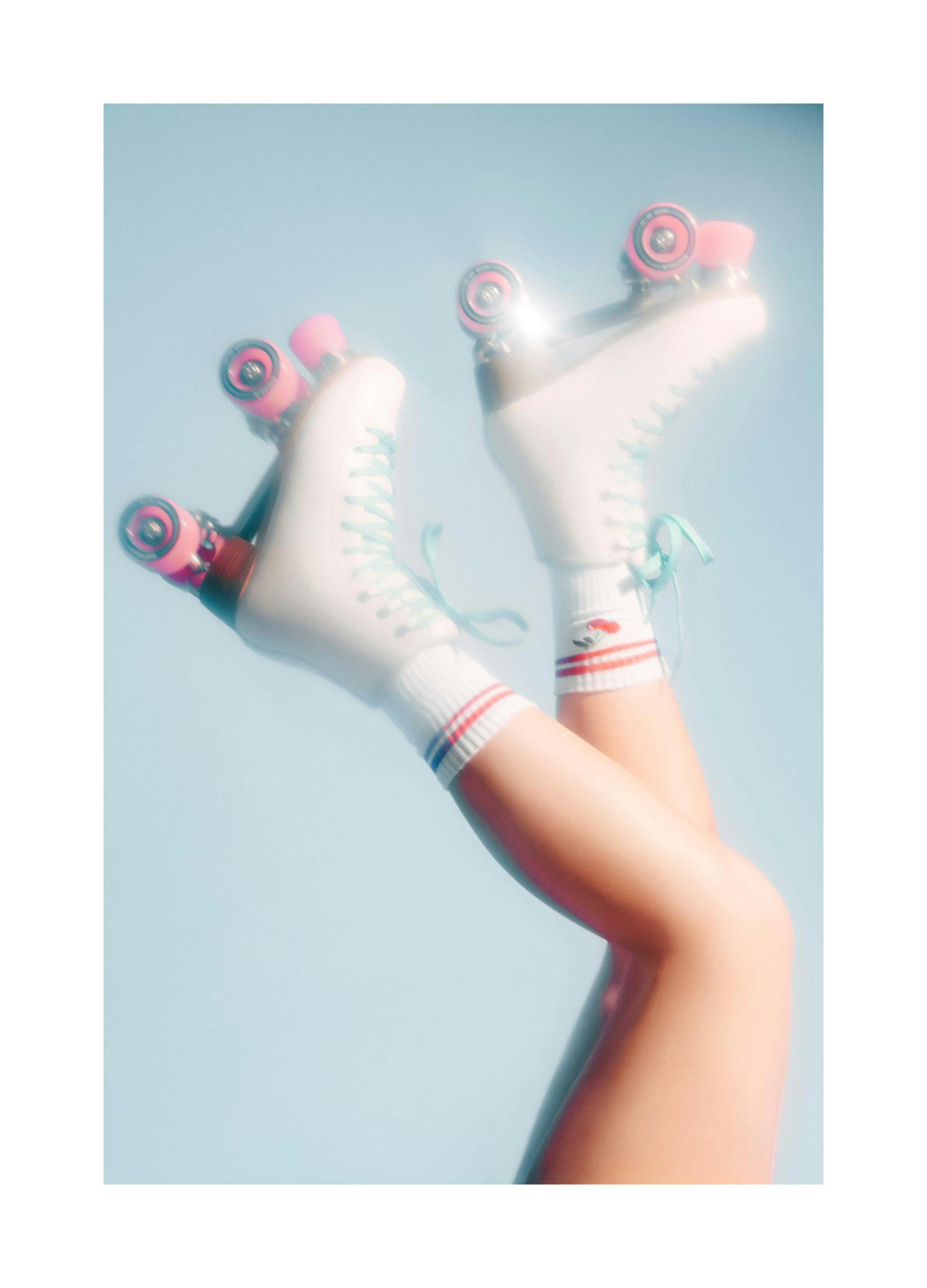 Roller Skates in the Air Poster (50x70 cm)- Poster di sport e stampe