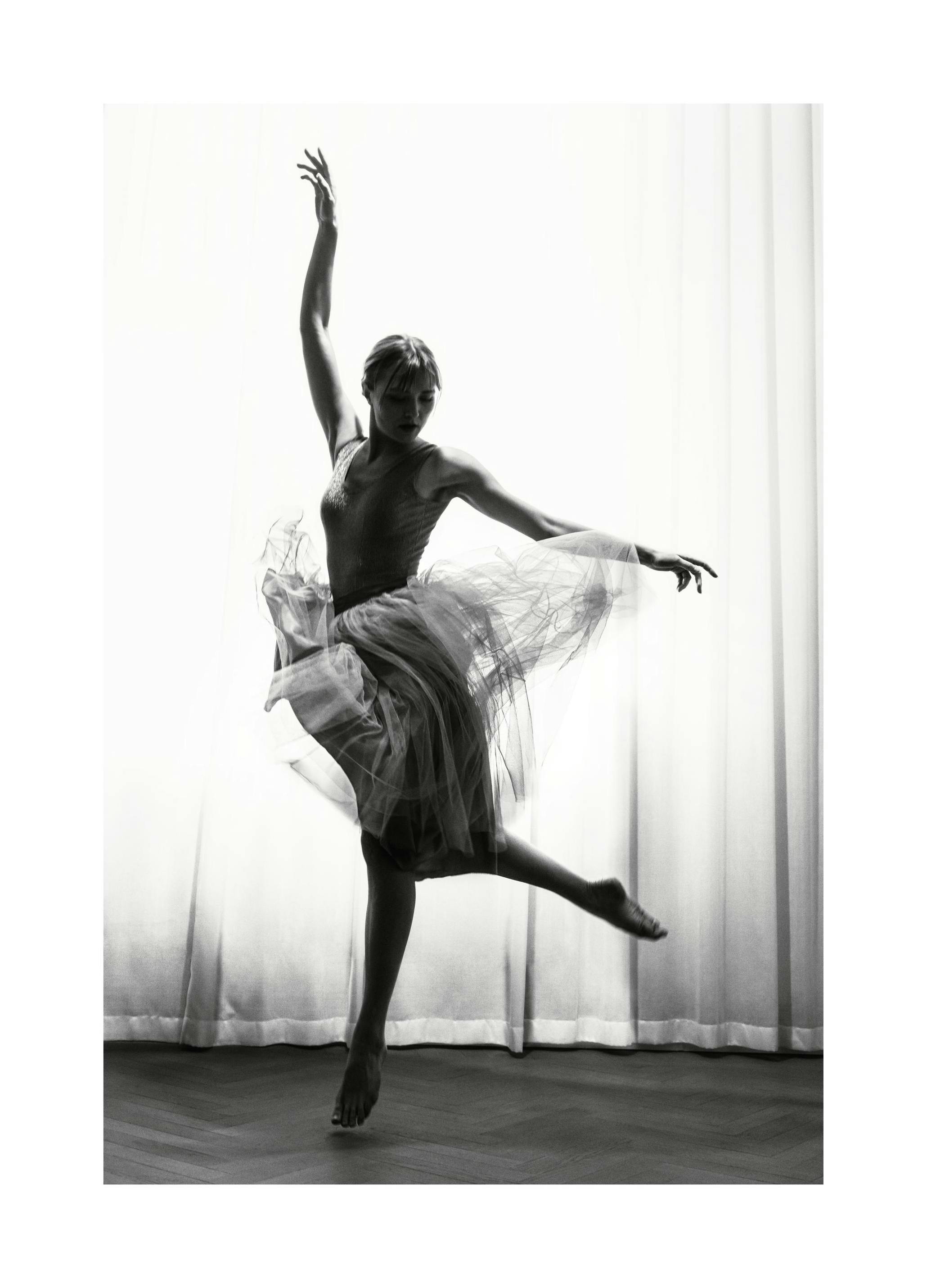 Ballerina in Motion Poster (50x70 cm) -  Schwarz-Weiß Fotografie