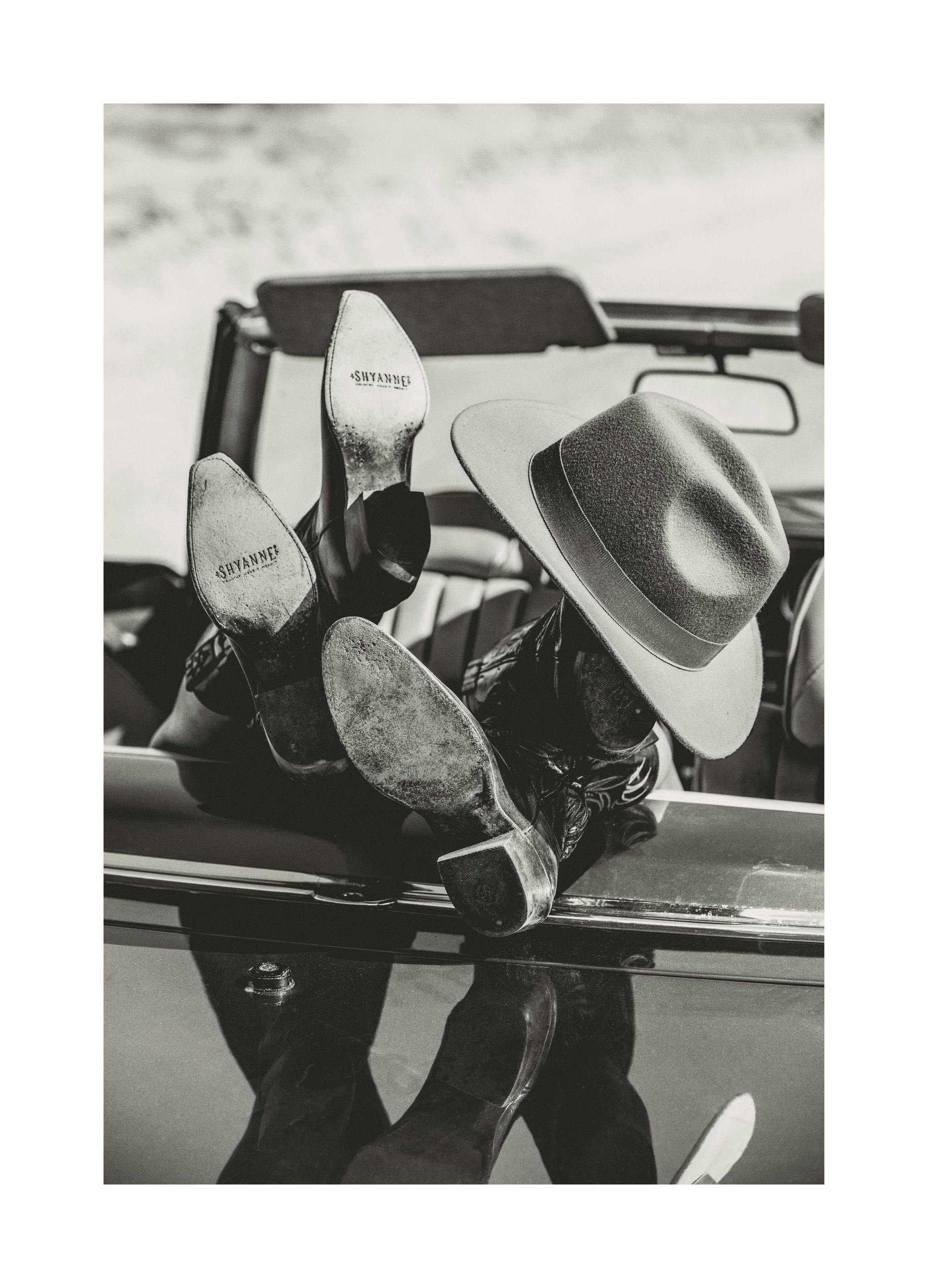 Cowgirl Nap Poster (30x40 cm)- Fotografia da preto e branco