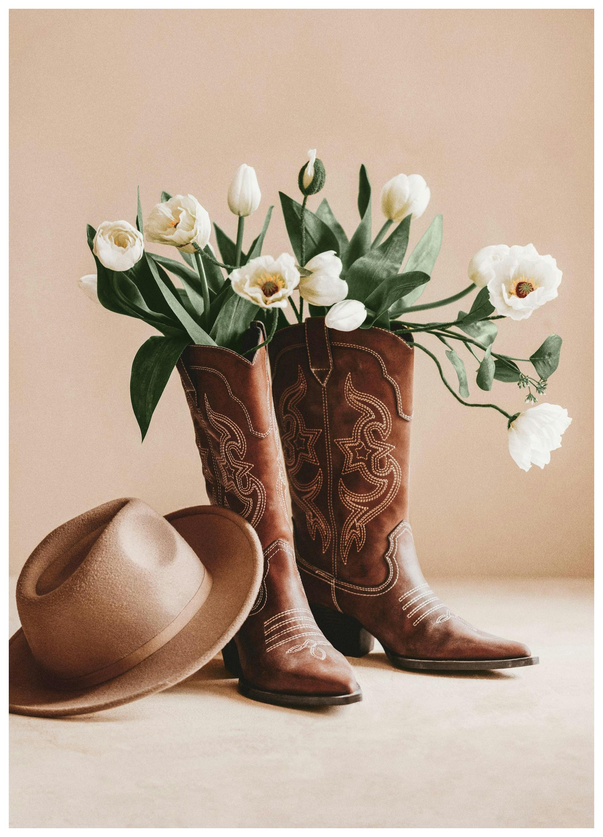 Poppies in Cowboy Boots Plakat (50x70 cm) - Plakater > Kunstplakater > Fotokunst