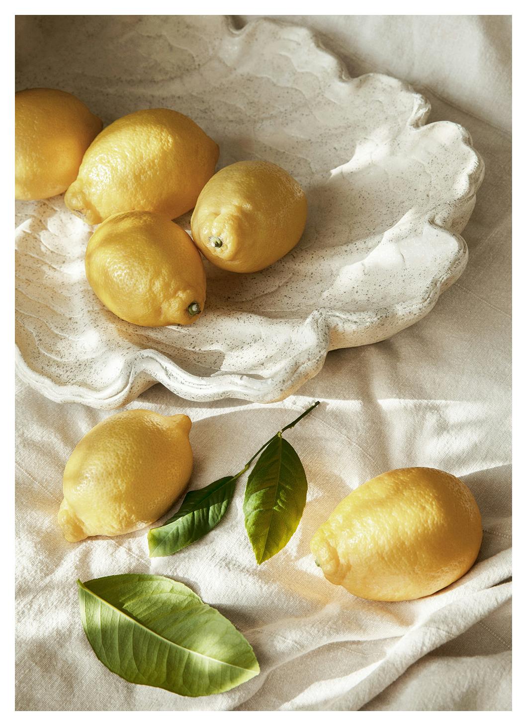 Lemons on a Plate Poster (50x70 cm) - Eten