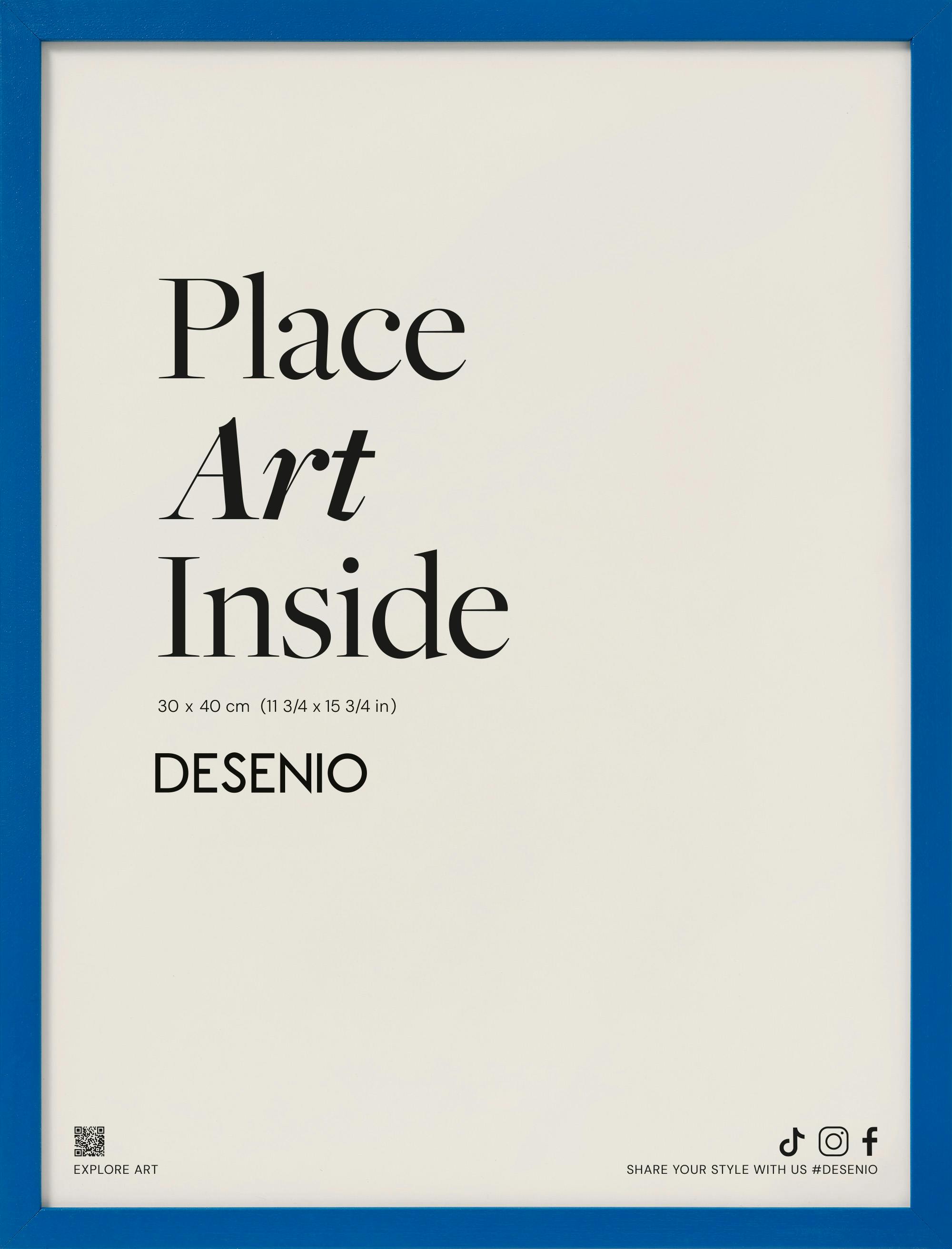 Plakat z napisem Place Art Inside czarną czcionką na beżowym tle, z logo Desenio i ikonami mediów społecznościowych.